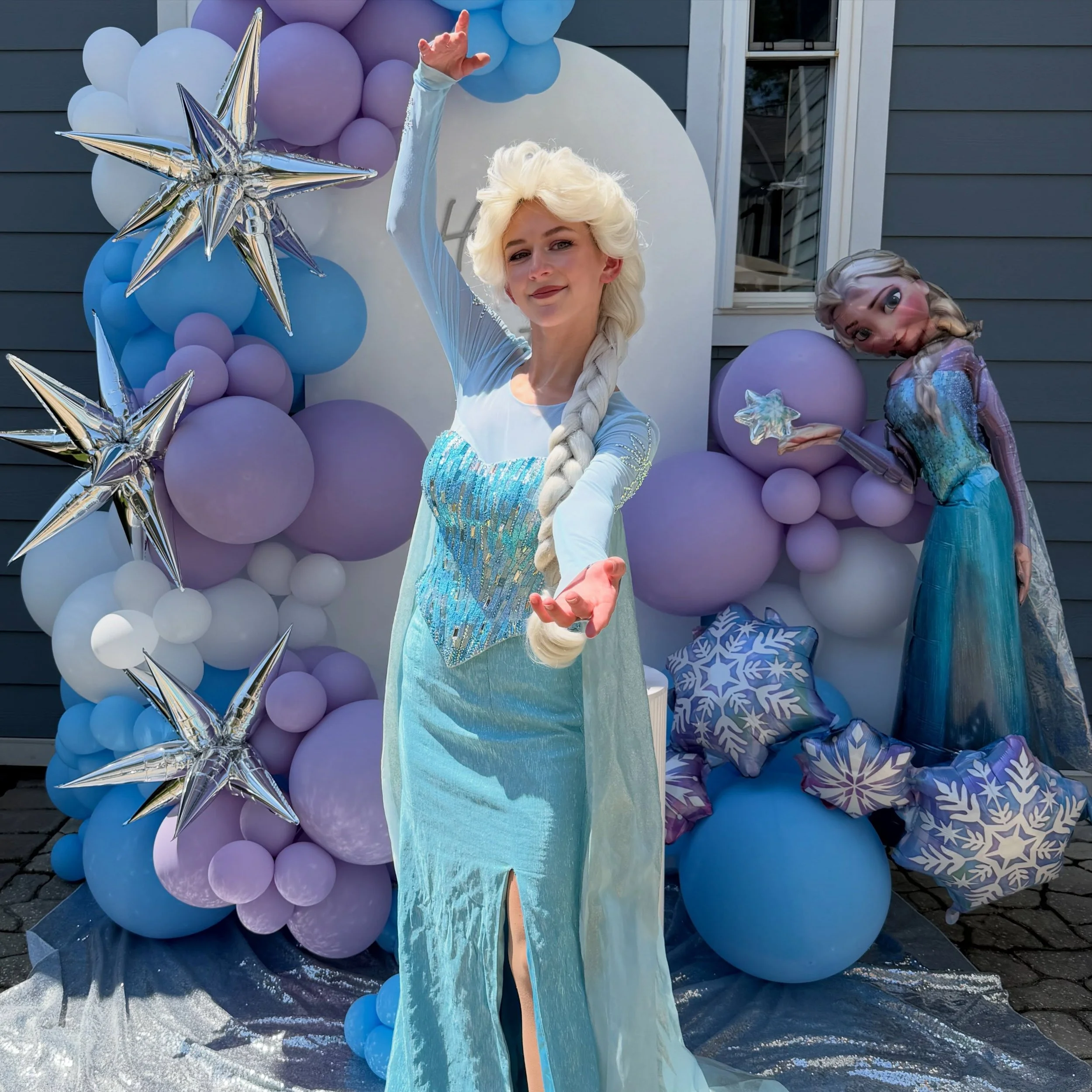 Proof that even the Ice Queen books summer parties ☀️🫠 
.
.
.
#elsa #birthdaypartyideas #charactervisits #princessvisit #heatwave