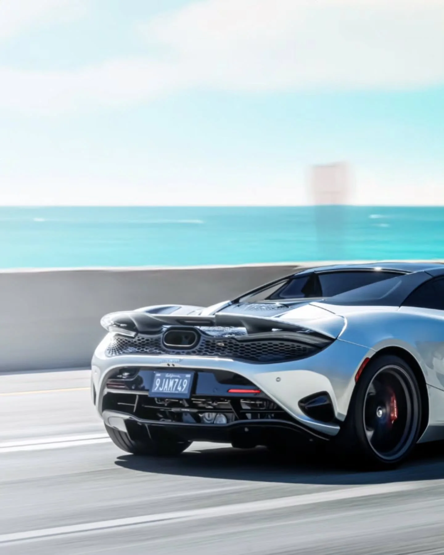 Nice day for a cruise 🏖☀️ Usually not a fan of this spec but it shot well in some harsh light so it earned a post 📸

#mclaren #750s #rollers #automotivephotography #mclarenautomotive