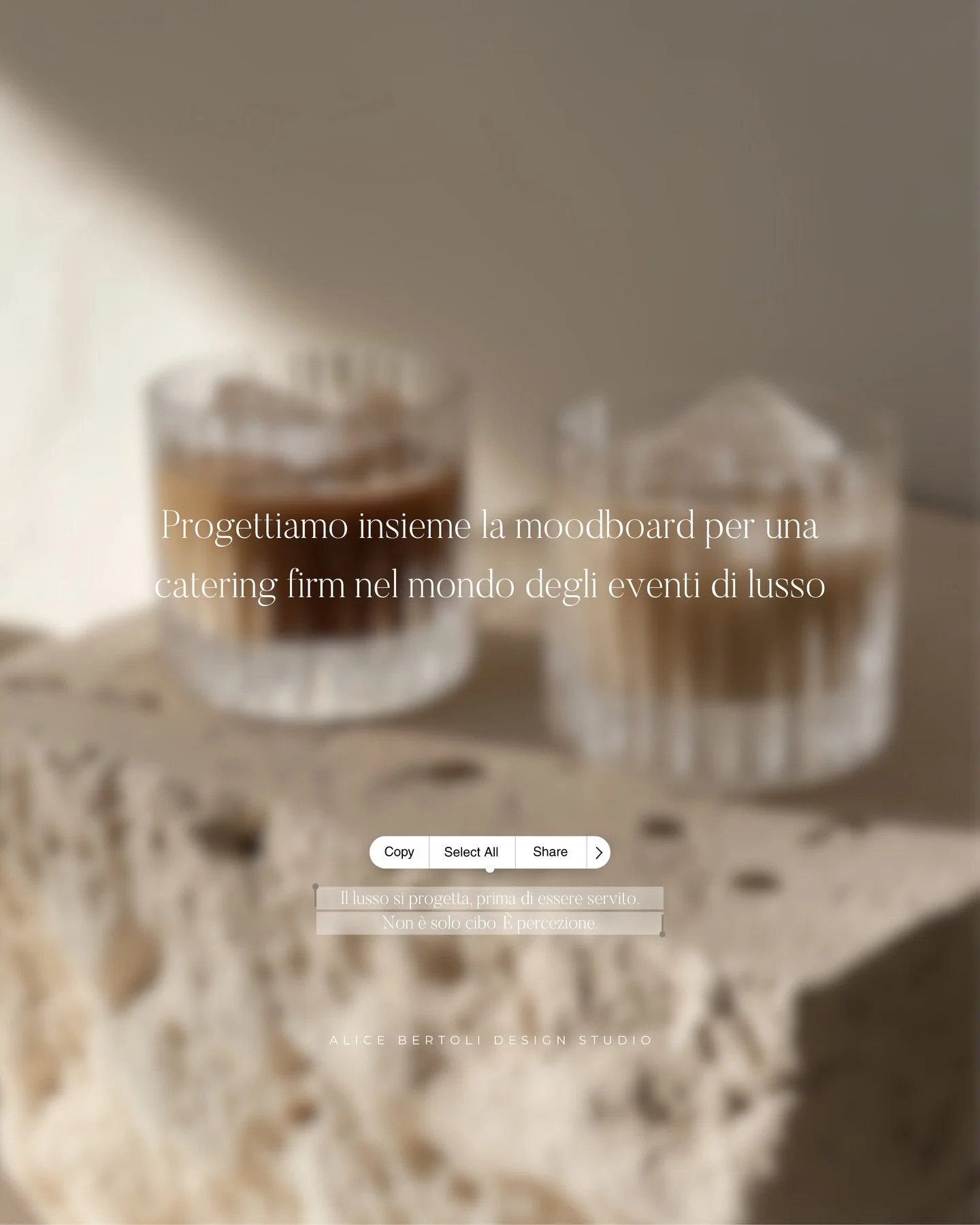 Nel mondo del catering di lusso, la differenza non &egrave; nel menu.
&Egrave; nell&rsquo;atmosfera che lo precede.

Prima ancora dei piatti, esiste una sensazione:
quella che accoglie gli ospiti quando entrano nello spazio,
quella che resta quando l