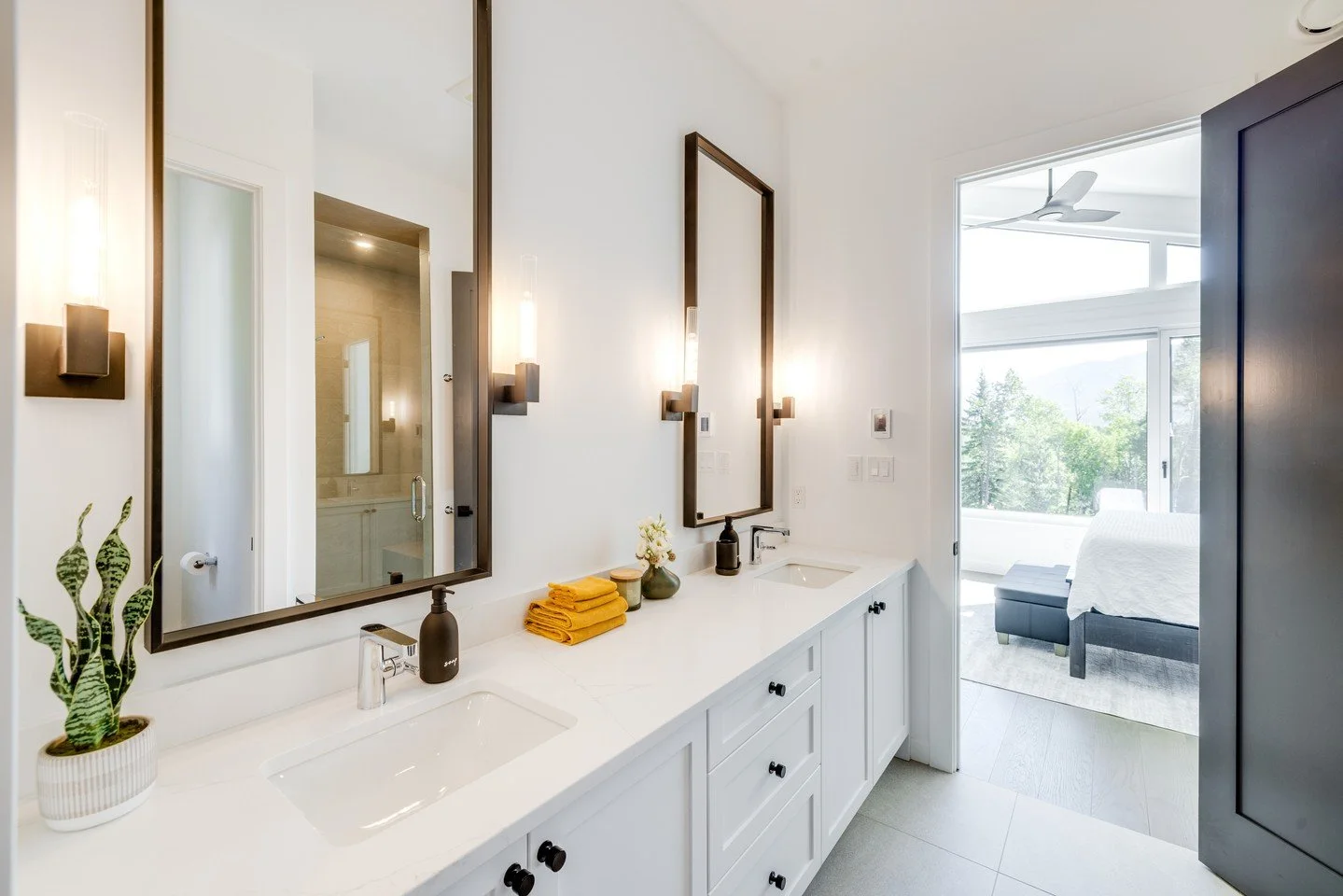 A predominantly white palette allows the architecture to take the lead. It enhances natural light, supports a sense of openness, and creates continuity between spaces. In bathrooms especially, this approach offers longevity, flexibility, and a clean 