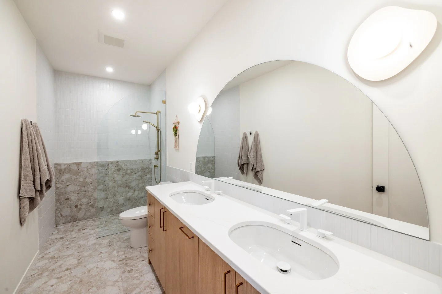 A small departure from the typical can go a long way. The arched mirror brings a softer edge to an otherwise clean, structured space - adding just enough contrast to keep things interesting.

@mkuhnphoto 

#interiordesign #structuredspace #designinsp