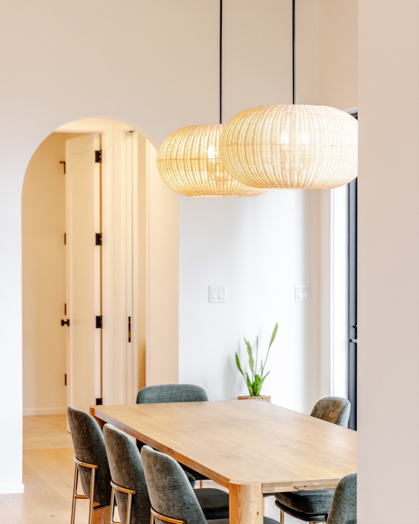 Soft arches and curved details continue to appear in modern residential design.

When used intentionally, they help balance sharper architectural lines and create a softer, more natural flow throughout the home. Arched openings, curved mirrors, and r
