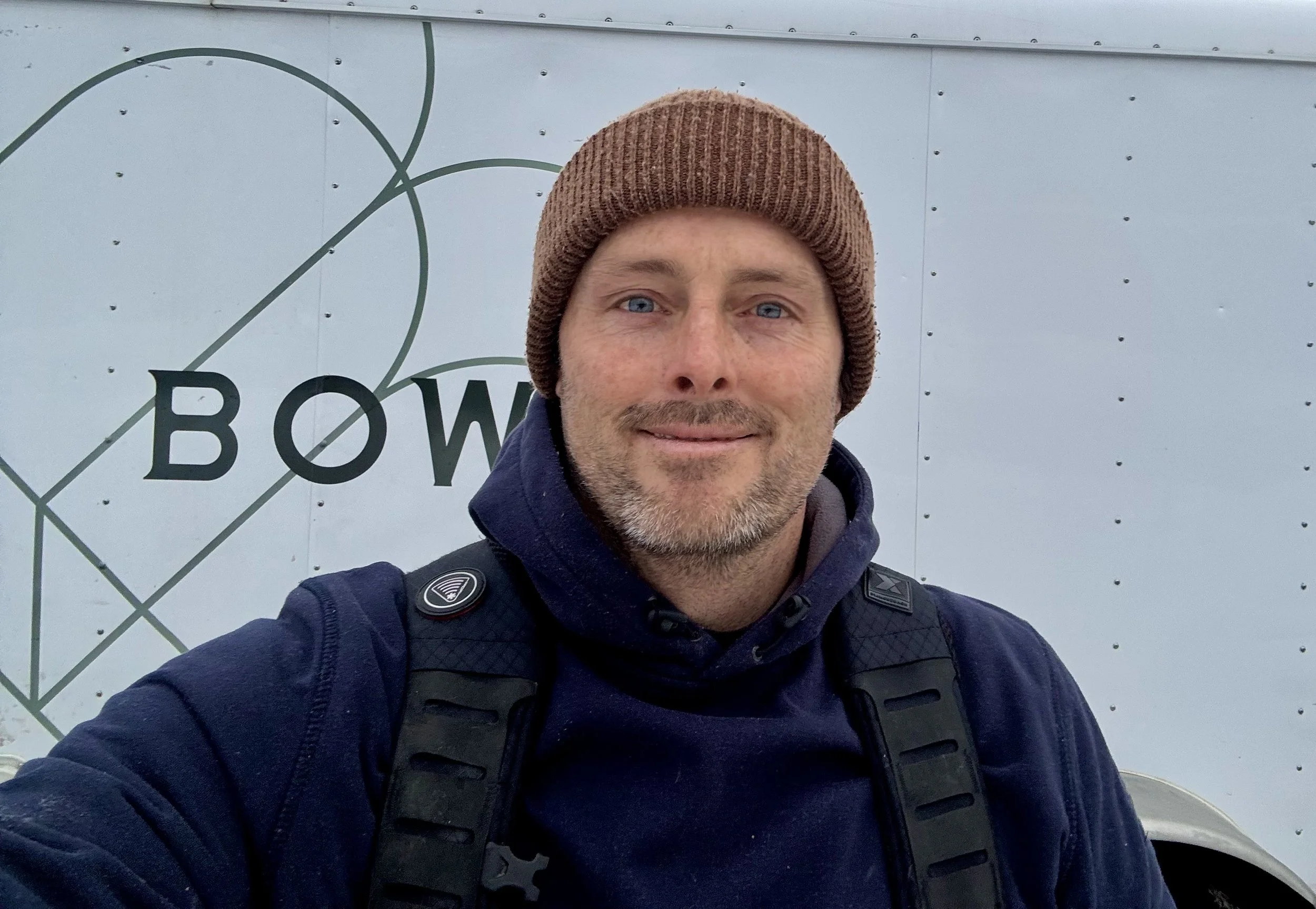 Gray outline of a 3D isometric of a two compartmented letter brand icon "B" for Bower Builders, simple geometric design.