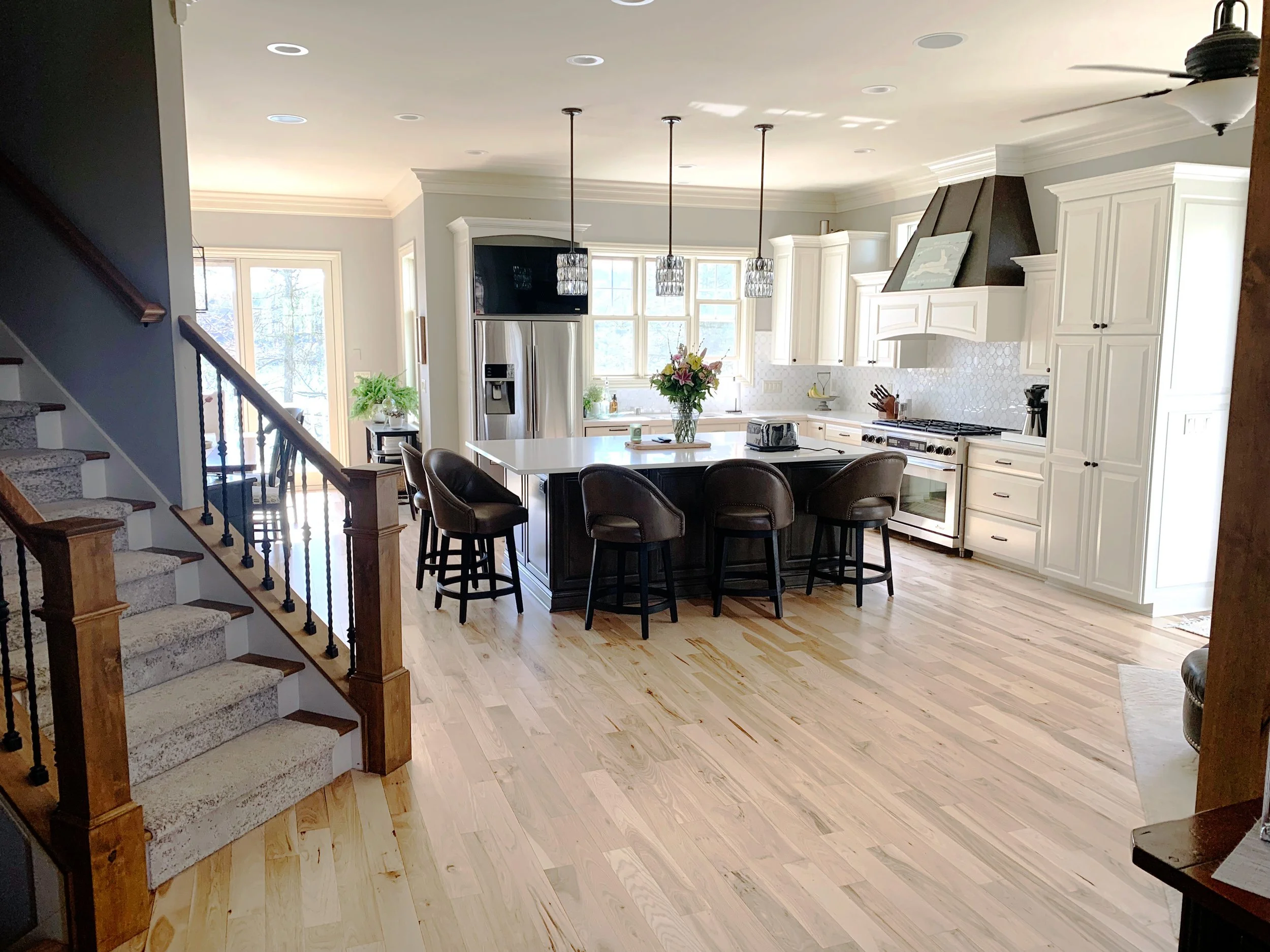 Oranssi carpenter using bench saw