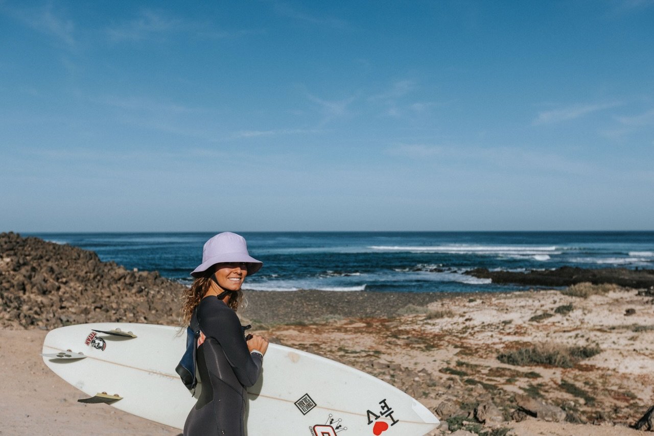 A surf hat by @surf.halo that not only protects you from the sun but also from getting hurt! Surf spots are pretty crowded some days 😝 so wearing it definitely makes you safer.

#surfergirlstyle #girlswhosurf #surfgear #lifestylephotographer