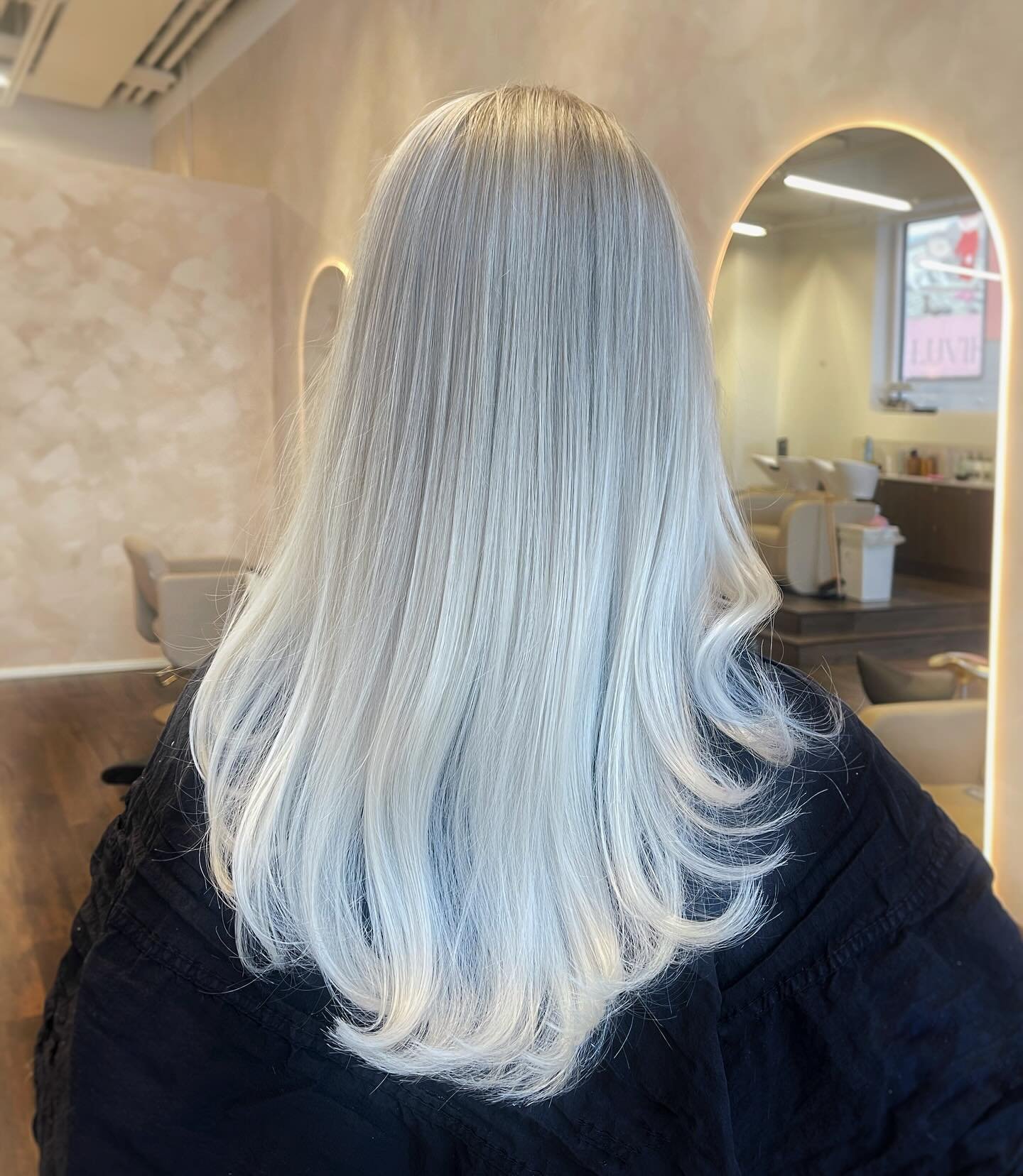 Cool blonde ❄️
/Oona

#fourreasonsfinland#kampaamoh&auml;meenlinna#h&auml;meenlinna#vaalennukseth&auml;meenlinna#raidoitush&auml;meenlinna#kampaajatsuomi#coolblonde