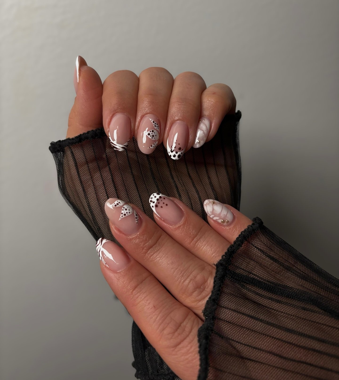 Hot girls oil their cuticles. 💋

Kynsi&ouml;ljy kosteuttaa ja pehment&auml;&auml; kynsi&auml; sek&auml; kynsinauhoja, mik&auml; ehk&auml;isee kuivumista, lohkeilua ja katkeilua. Se vahvistaa kynsi&auml; ja parantaa niiden joustavuutta. P&auml;ivitt&