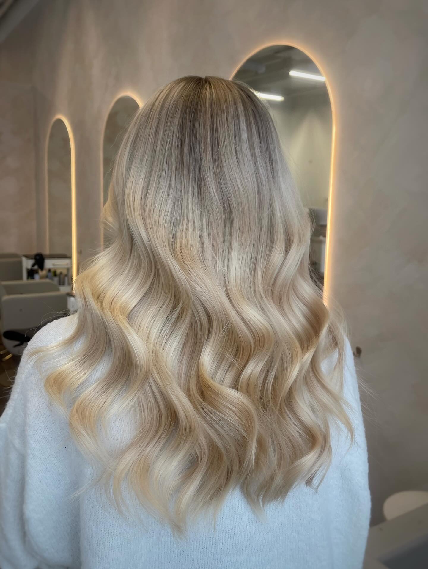 Buttery blonde 🍯
/Oona 

#butteryblonde#softblond#vaalennukset#h&auml;meenlinna#kampaamoh&auml;meenlinna#fourreasonsprofessional#kampaajatsuomi