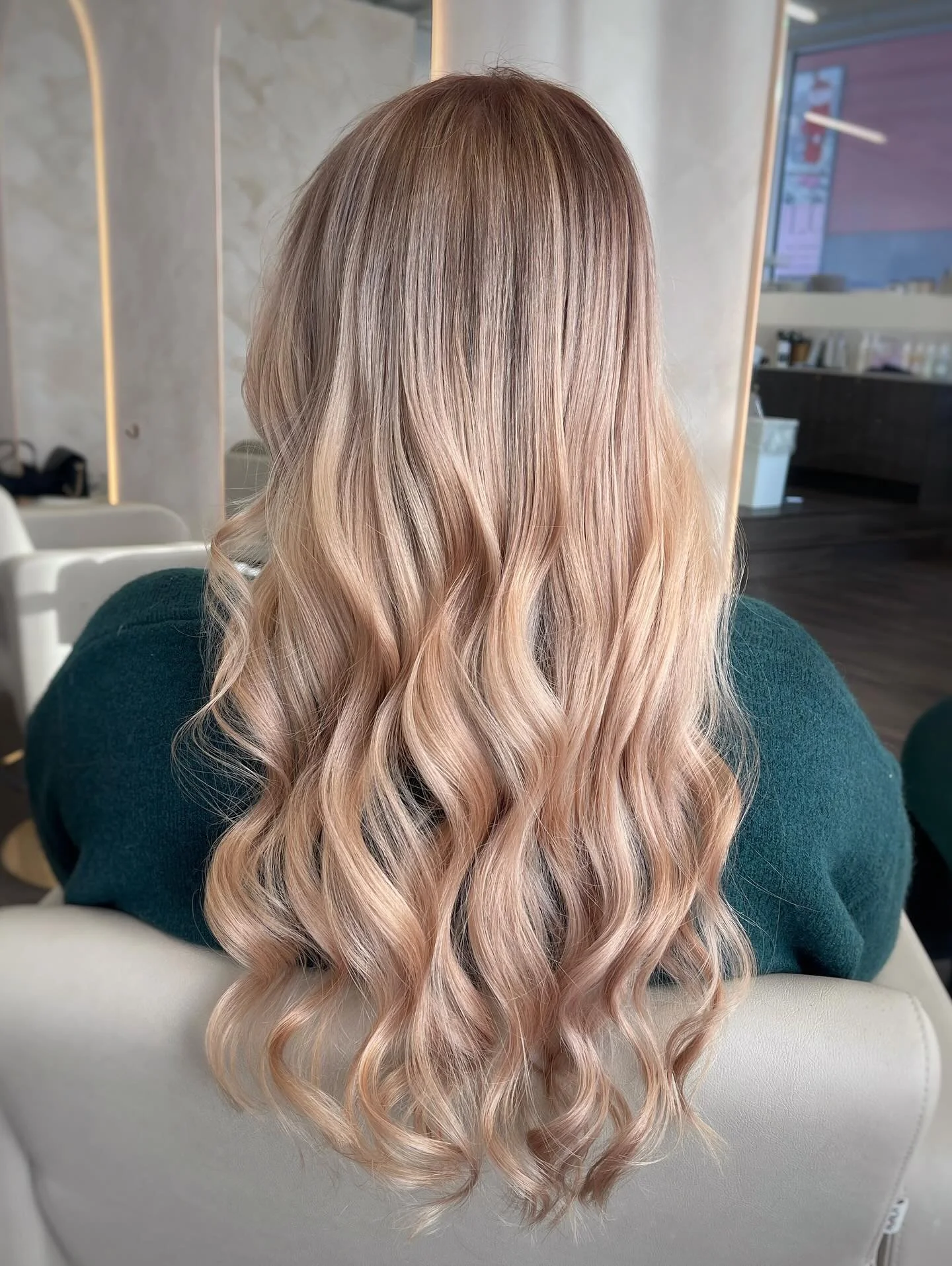 Pearly biscuit 😍
/Oona

#fourreasonsfinland#vaalennush&auml;meenlinna#kampaamoh&auml;meenlinna#fourreasonsprofessional#pearlyblonde