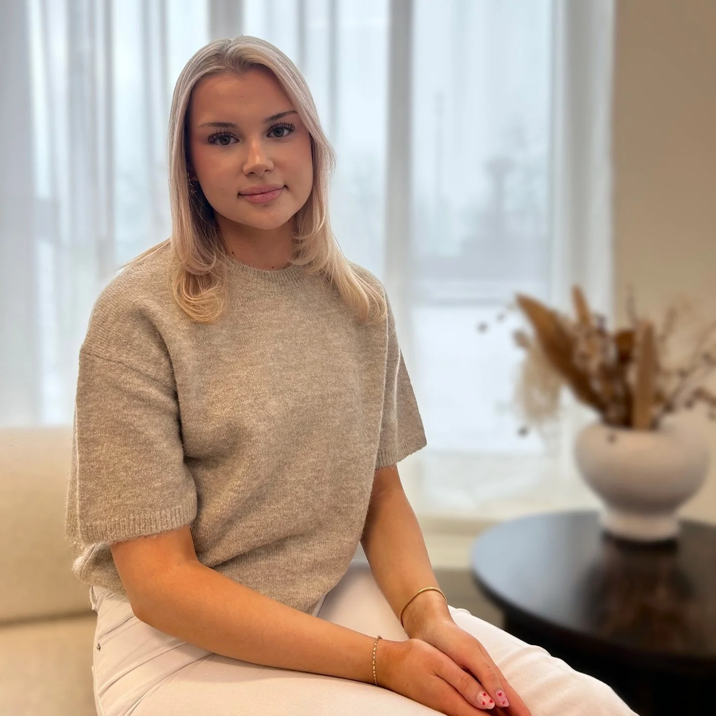 ✨ Tervetuloa tiimiin, Sohvi! ✨

Olemme superinnoissamme saadessamme esitell&auml; meid&auml;n uuden parturi-kampaajan Sohvin! 💛

Sohvi on ollut alalla jo useamman vuoden, ja h&auml;nelt&auml; sujuvat monipuolisesti kaikki leikkaukset sek&auml; erila