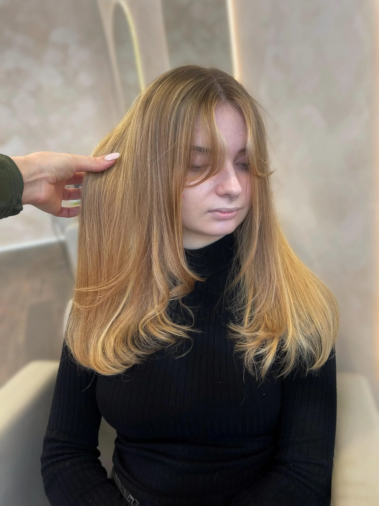 Honey butter 🍯
/Oona

#honeyblonde#kampaamoh&auml;meenlinna#h&auml;meenlinna#vaalennush&auml;meenlinna#fourreasonsfinland 

@fourreasonspro 
@fourreasons 
@k18hair