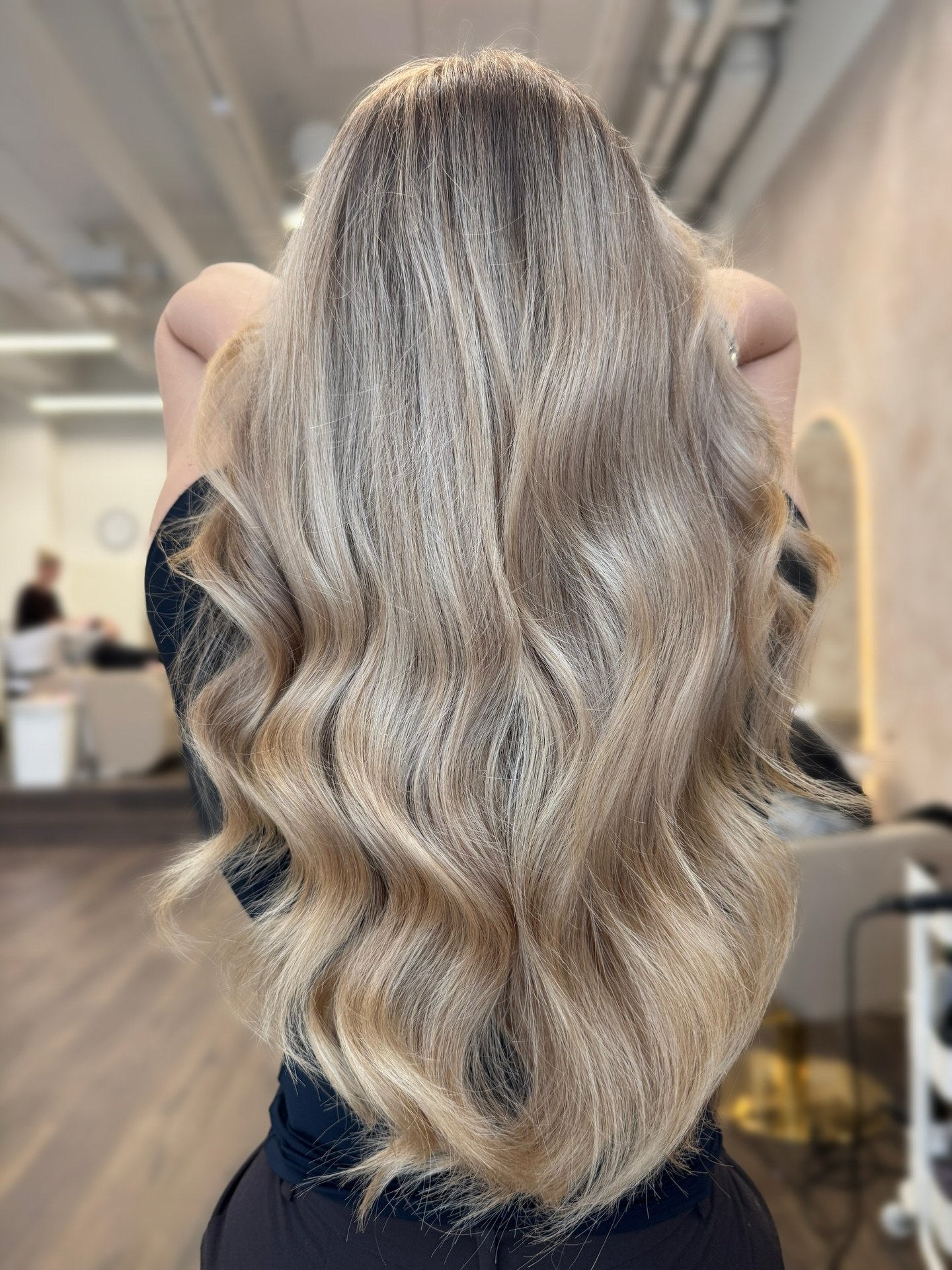 Pient&auml; freesausta 🤎 

@beautyluvienoora 

#vaaleathiukset #kampaamoh&auml;meenlinna #beautyluvie #raidath&auml;meenlinna