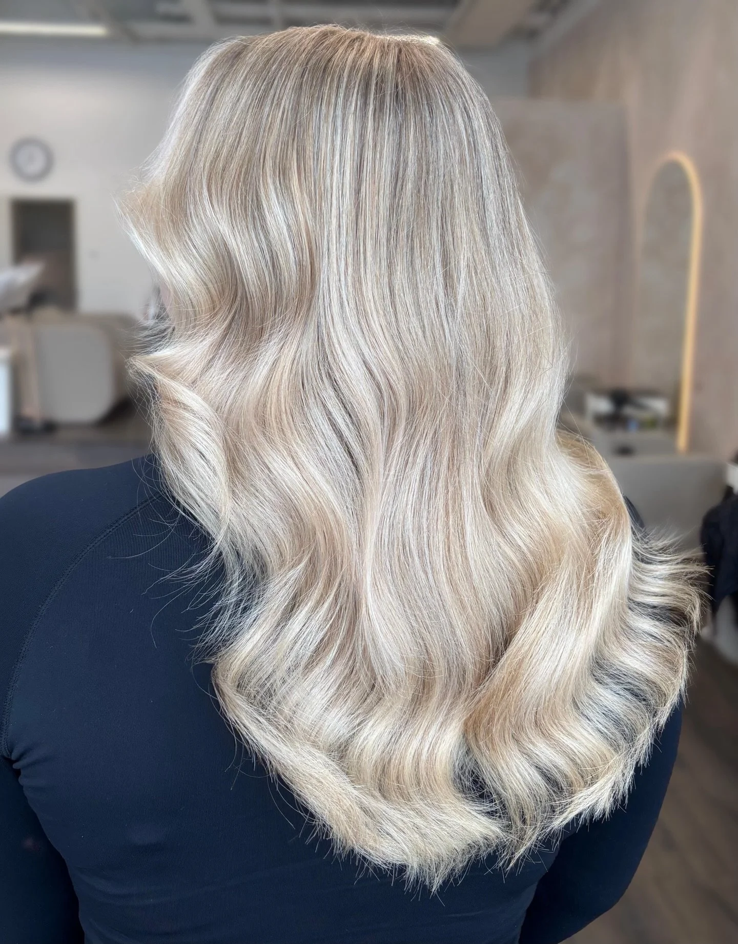 T&auml;&auml; on vaan niin upea, eik&ouml;?? 

Pst. Viel&auml; pari viikkoa aikaa hy&ouml;dynt&auml;&auml; Sohvin tutustumistarjous, SOHVI20 mill&auml; saat -20% hinnasta pois❤️

@beautyluviesohvi

#kampaamoh&auml;meenlinna #beautyluvie #vaaleathiuks