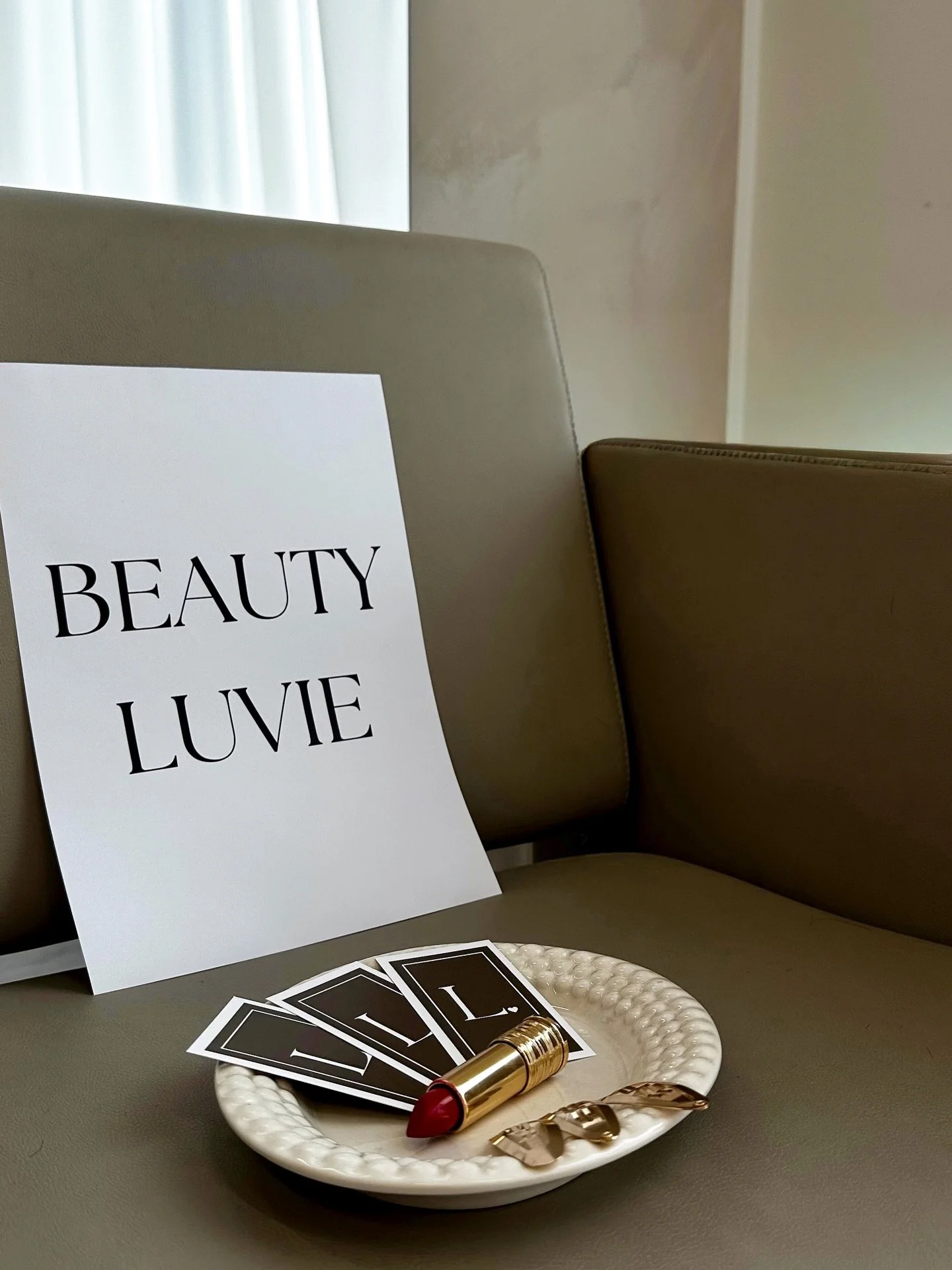 Beauty Luvie on kampaamo, jossa toteutamme luonnollisia ja pehmeit&auml; v&auml;ri- ja vaalennust&ouml;it&auml; ammattitaidolla. 

Palveluihimme kuuluvat my&ouml;s hiustenpidennykset, ripsi- ja kulmapalvelut sek&auml; kynnet! Kaikki vaivattomasti sam