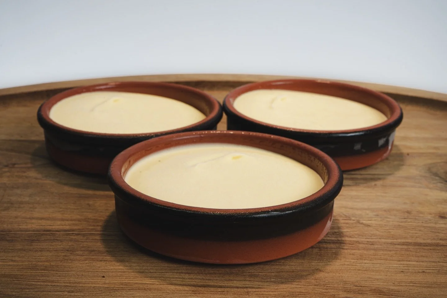 Cr&egrave;me br&ucirc;l&eacute;e crocks. 💛 
Sprinkle, torch (or heat), and crack into that perfect caramelized top for a restaurant style dessert right at home. #mondaymotivation #cremebrulee #treatyourself #Nastosicecream #nastoswoodbridge