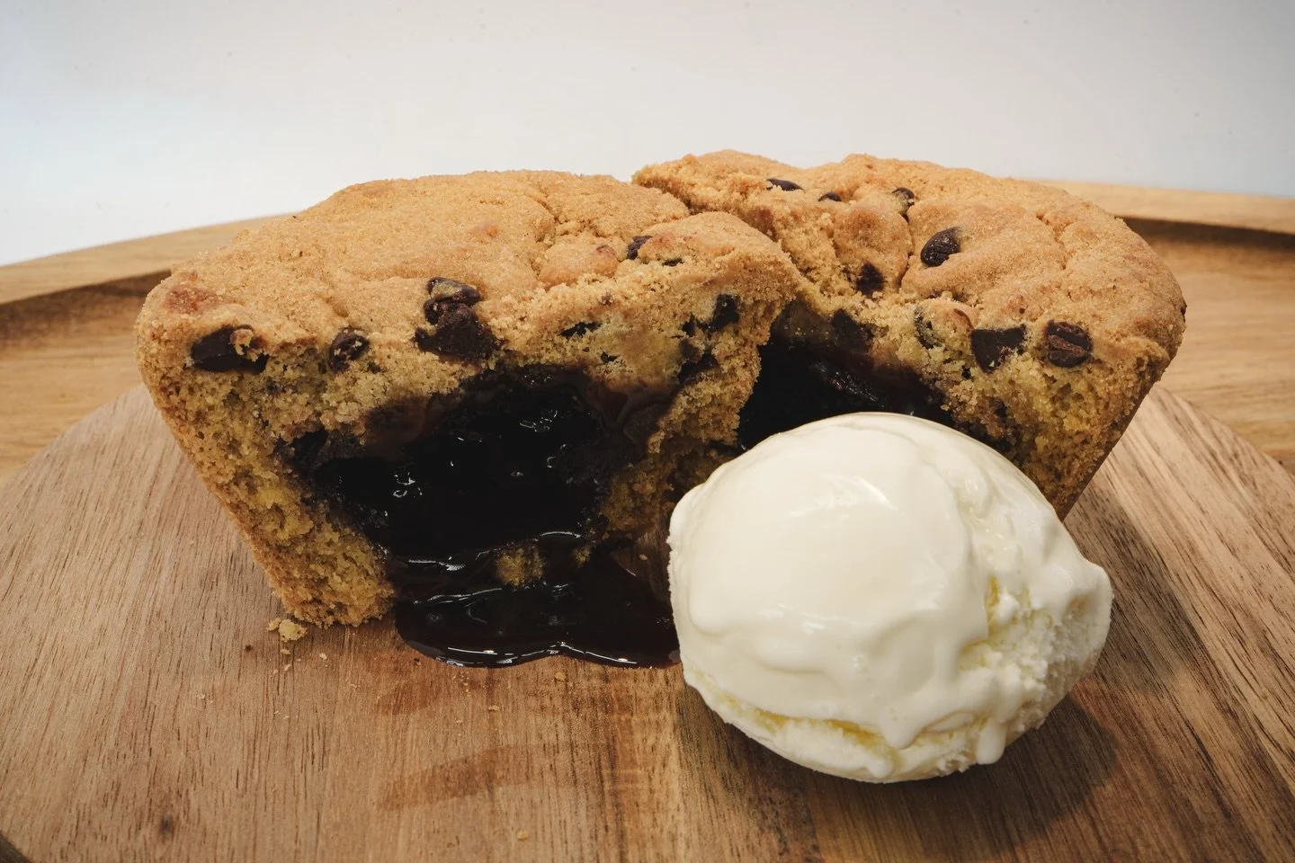 Rainy day are better with Cookie Lava Cake &amp; ice cream 🍪🍨✨ Stop by this Memorial Day Weekend for the perfect treat. We&rsquo;re open 8-8 today in Newark &amp; 12-10 in Woodbridge. #rainydayvibes #MDW #cookielava #Nastosicecream #nastoswoodbridg