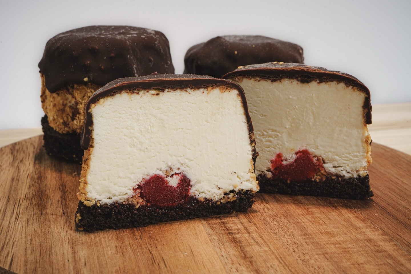 ☀️ The Perfect Saturday treat ☀️
Chocolate sponge cake, raspberry sauce, and creamy amaretto ice cream surrounding a ruby red cherry, then rolled in crushed almonds and topped with a drizzle of dark chocolate. That&rsquo;s our Reginetta. Available in