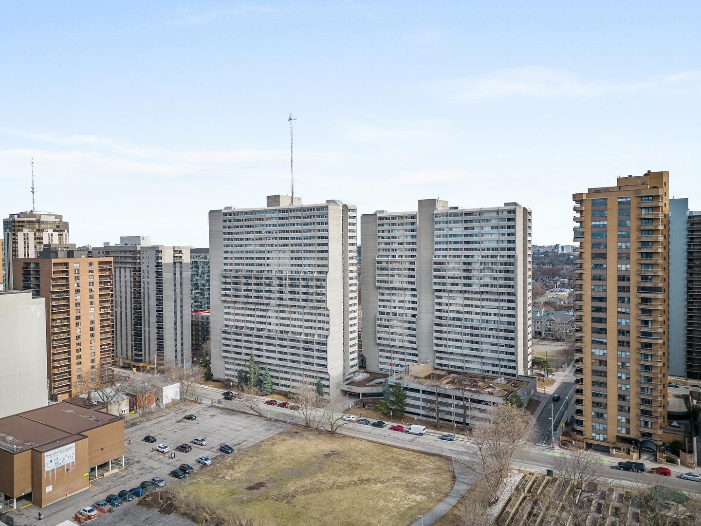 530 Laurier Avenue Unit 2305

✔️ Expansive 2 bedroom condo in Centretown
✔️ Generously sized floor plan
✔️ All utilities included in condo fee (heat+hydro!)
✔️ Expansive windows throughout
✔️ Hardwood flooring adds elegance
✔️ Spacious balcony for ci