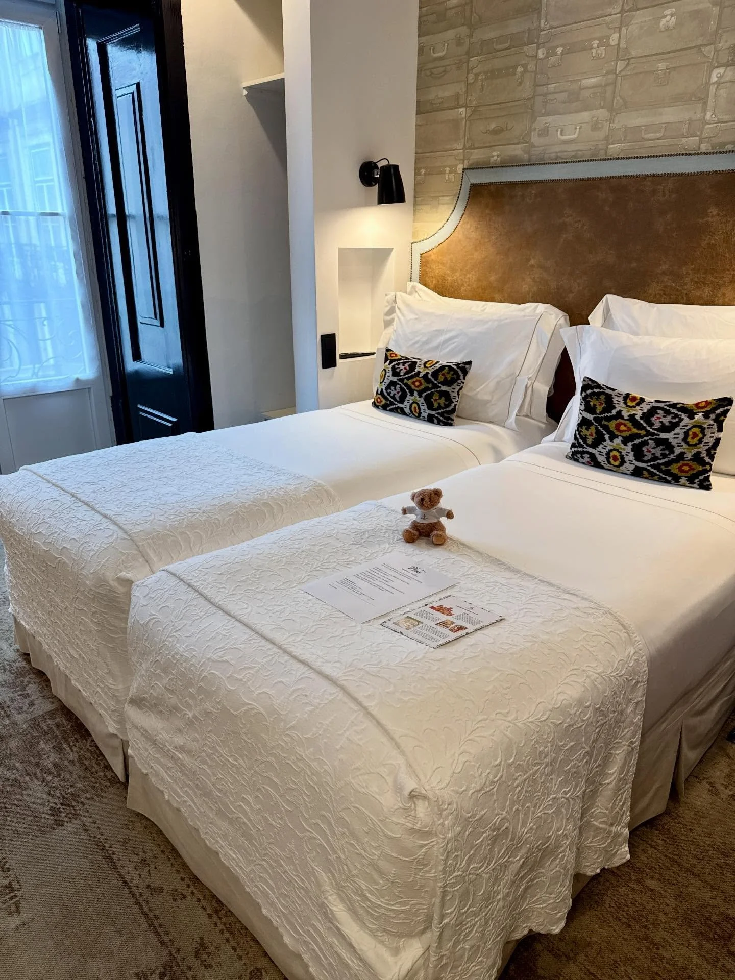 Hotel Highlight: @almalusahotels Baixa &amp; Chiado 
This property really feels like a home away from home in Lisbon. ❤️ Located super centrally to access all you want to see and do in the city, with cozy but efficient rooms overlooking the square. O