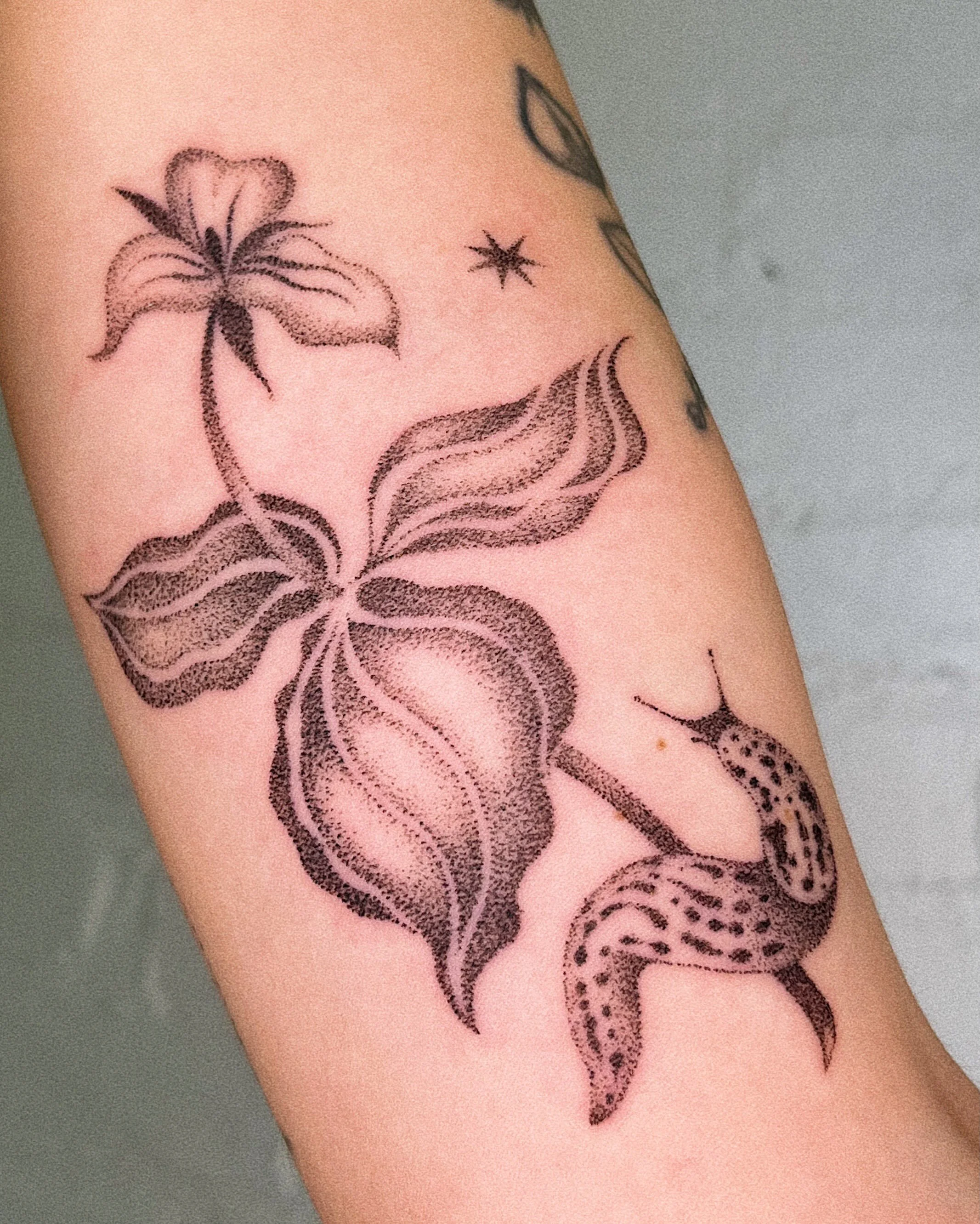 sometimes self care looks like getting a tattoo of your favorite flower&hellip; absolutely obsessed with this trillium + banana slug flash. a perfect addition to a nature-inspired arm collection 🫶