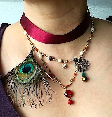 Collier atypique avec plume de paon.jpeg