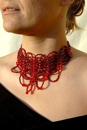 Collier de soirée rouge.jpeg