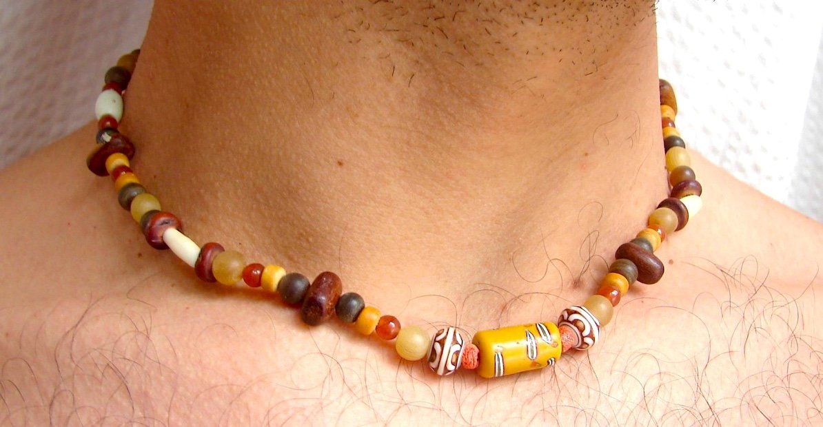Collier homme jaune.jpeg