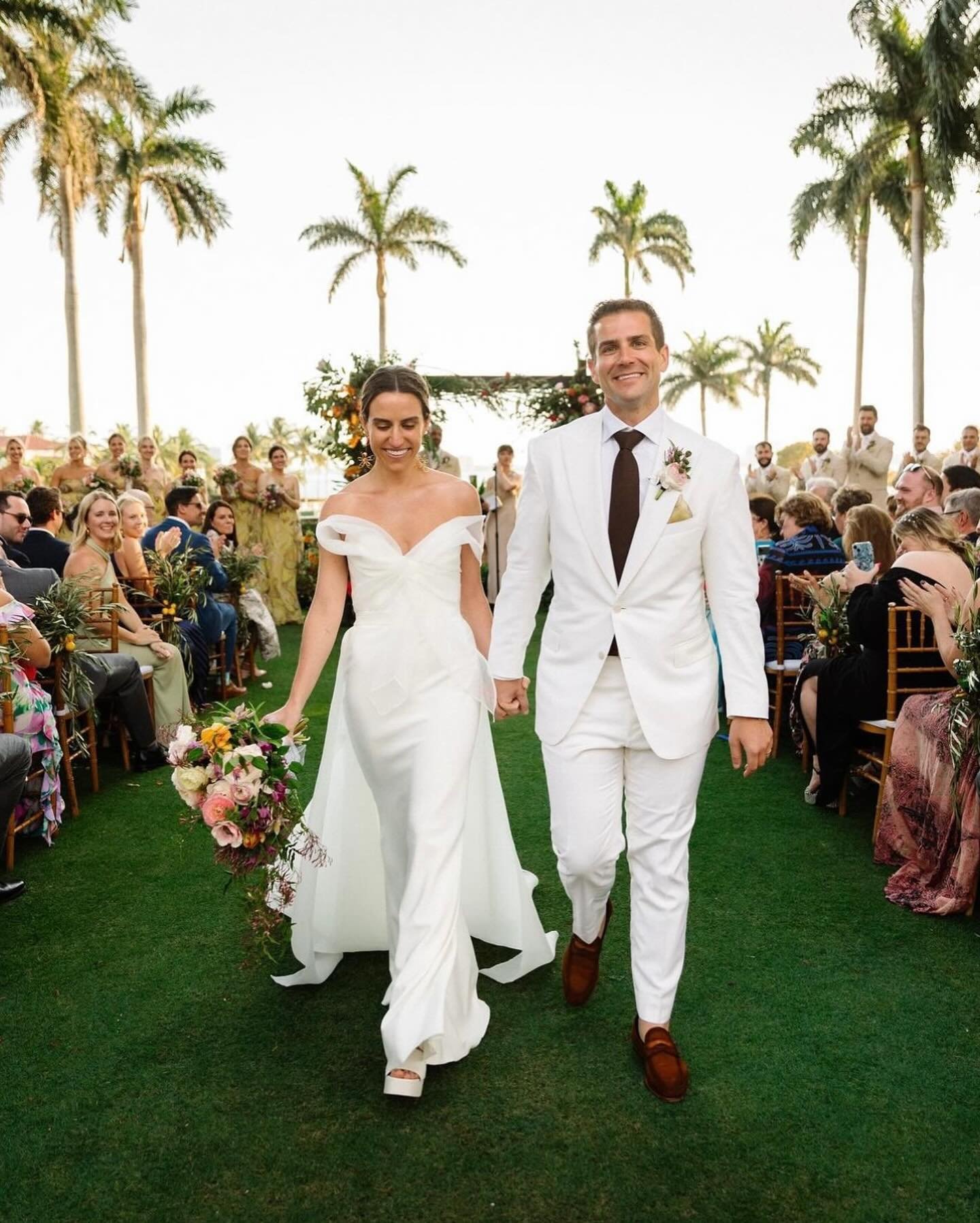 ✨ That Just Married feeling ✨ 

@ccork stunned in @newhite_bridal and made the coolest and most beautiful  #hinterlandrealbride. 
Catherine and Erik 4 eva 💘