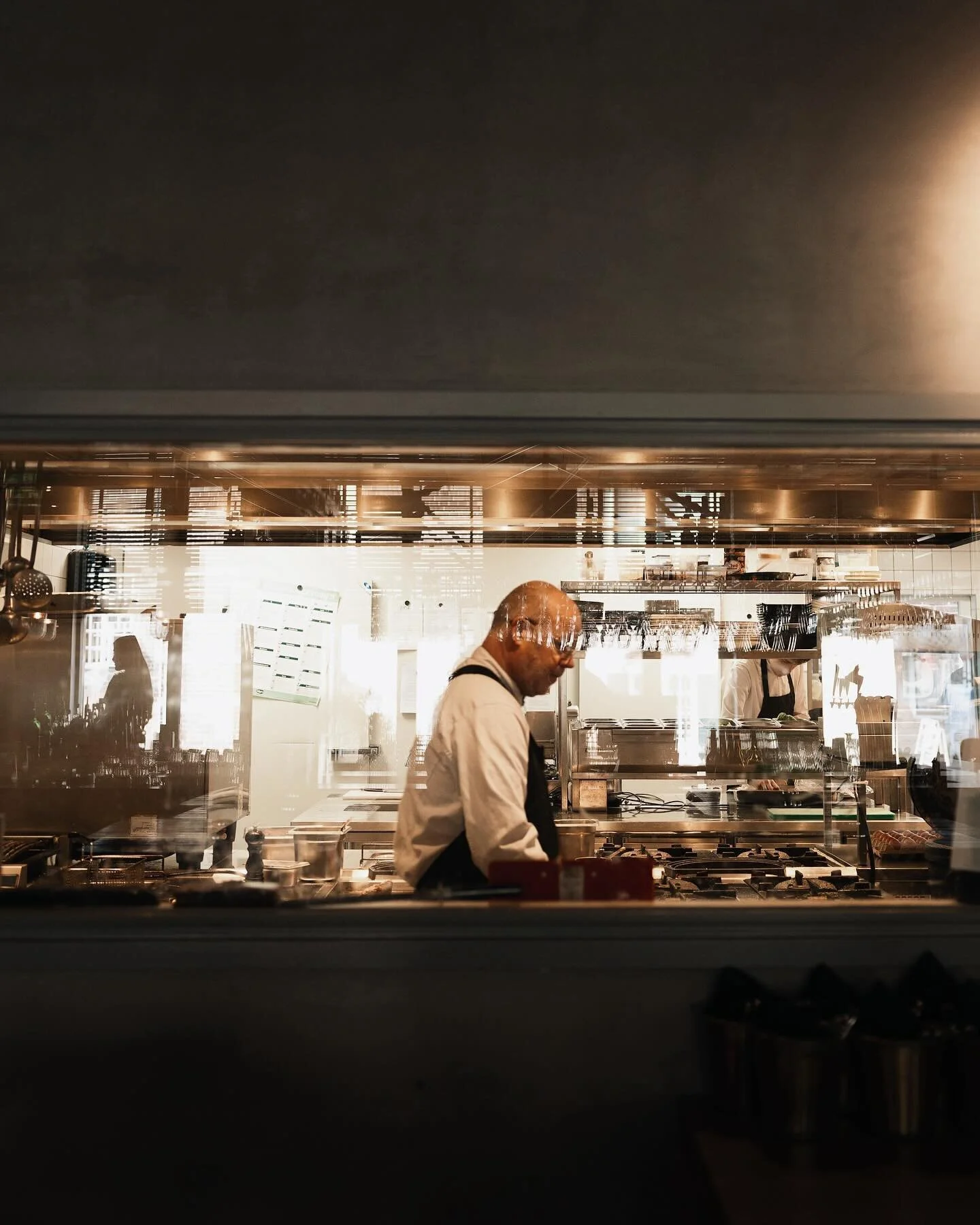 👨🏾&zwj;🍳🤌🏾 Chef&rsquo;s kiss
.
.
#inthekitchen #action #restaurant #photography #fromwhereistand #photooftheday