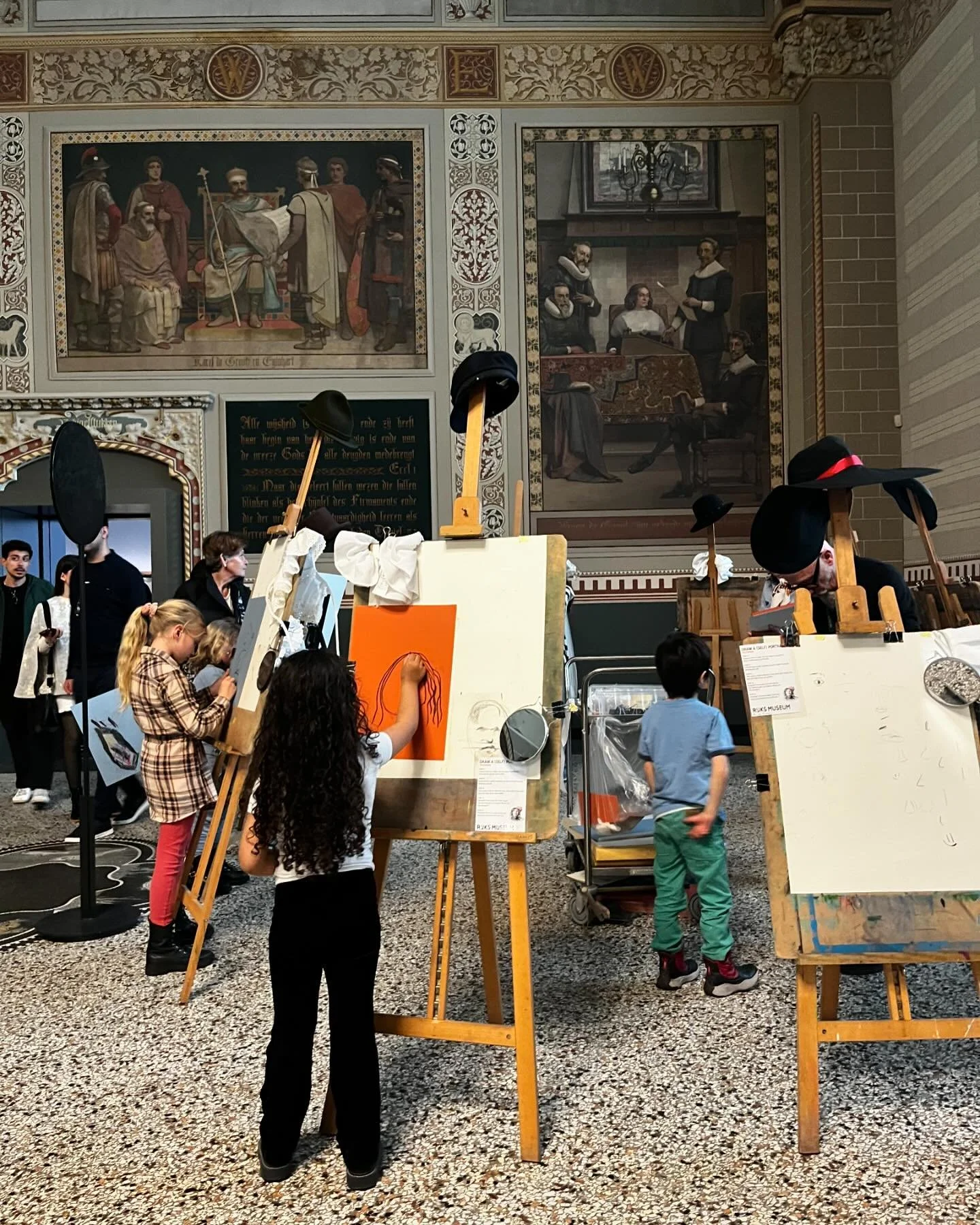 Geluk in overvloed ✨💙🌔🌊
Mijn hele wereld en meer. #ohana 
.
.
#lilartist #blessings  #daughter #art #creativity #explore #familylife #myworld