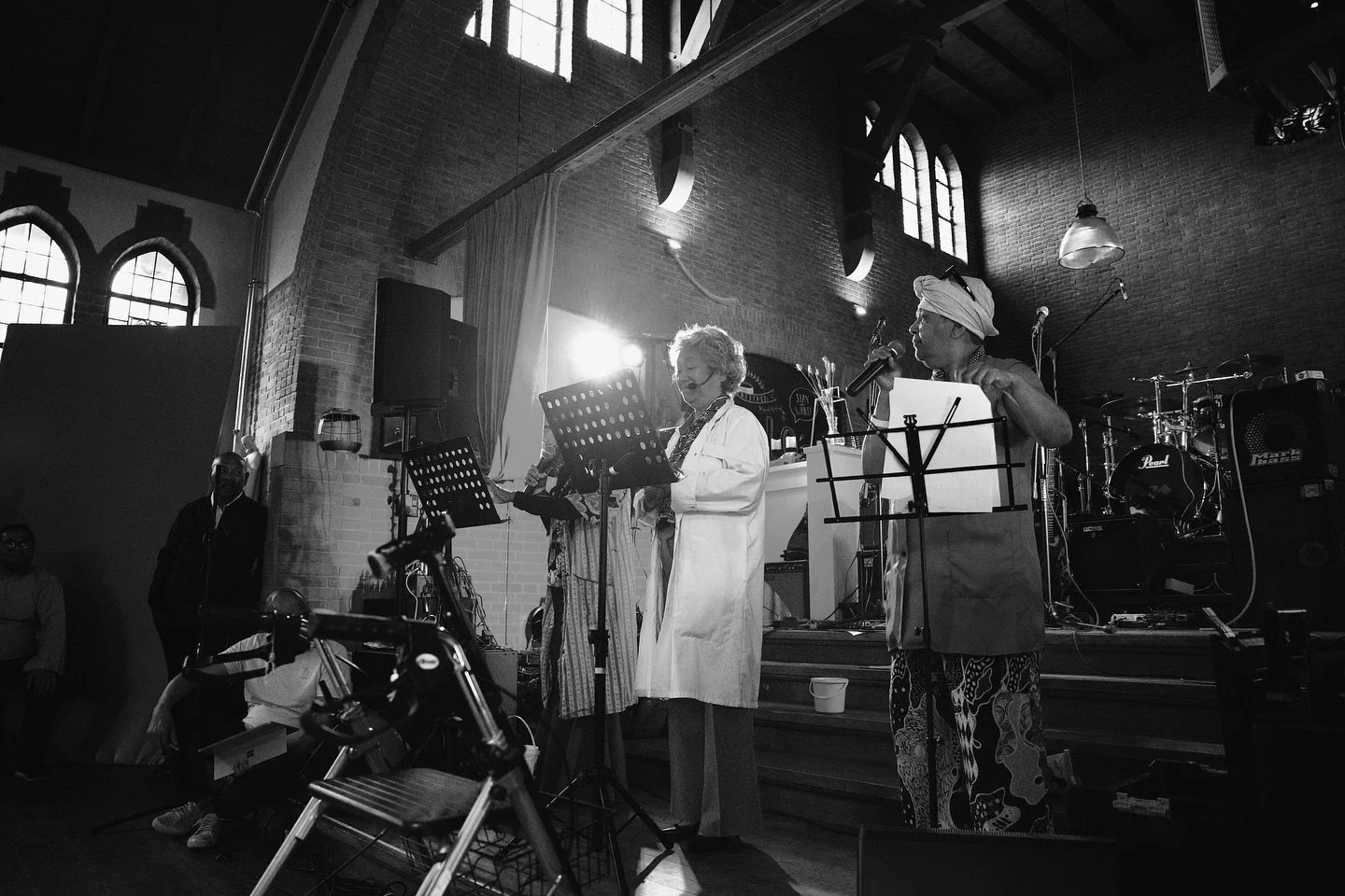 ✨🌸🪸💕🌊✨Wanneer ik met de &ldquo;Nene&rsquo;s&rdquo; mee mag.
Met trots kijk ik naar mijn moeder. Hoe zij samen met haar vriendinnen (aka mijn tante&rsquo;s), een theater stuk mag doen voor de gemeenschap. Wat van haar passie haar werk werd. En nu 