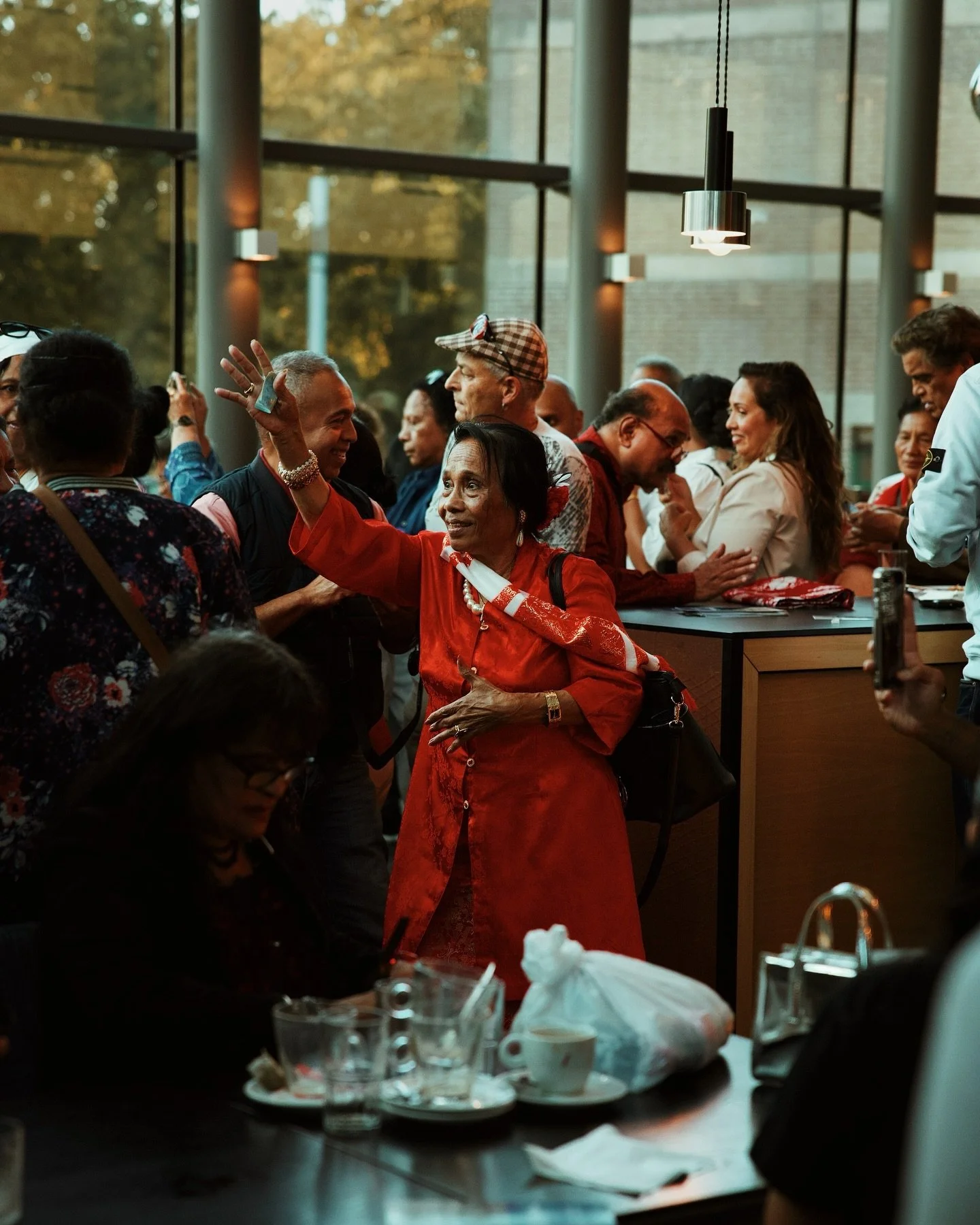 🪭
.
.
#maluku #nuhuyuut #nuhuroa #photography #kainkebaya #colorred #artofvisuals #auntie