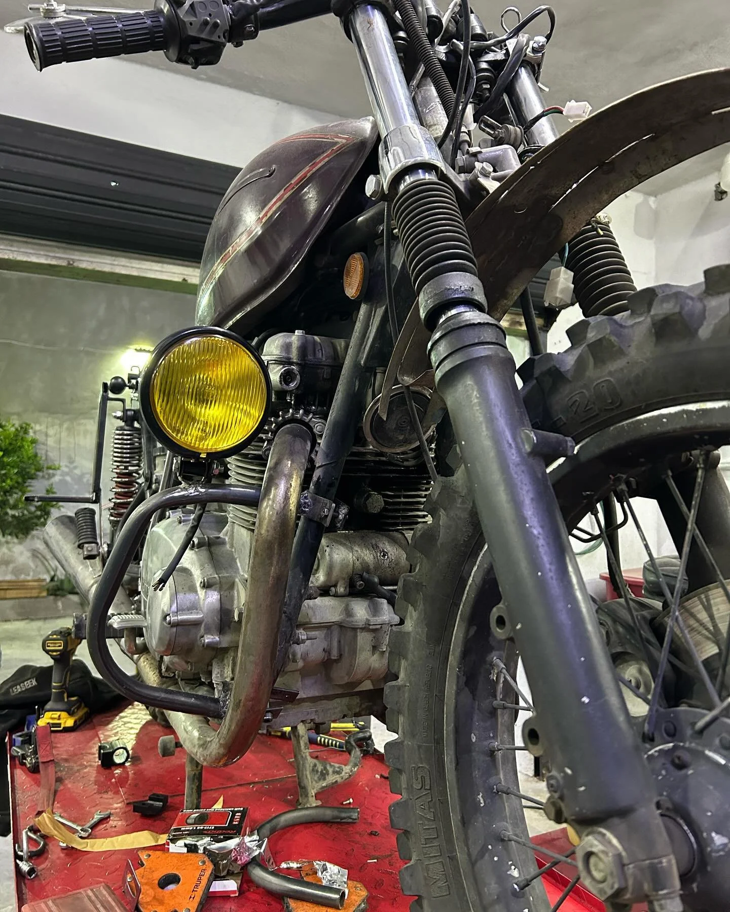 Faro lateral a la Kawasaki KZ750 #kawasakikz750twin #scrambler