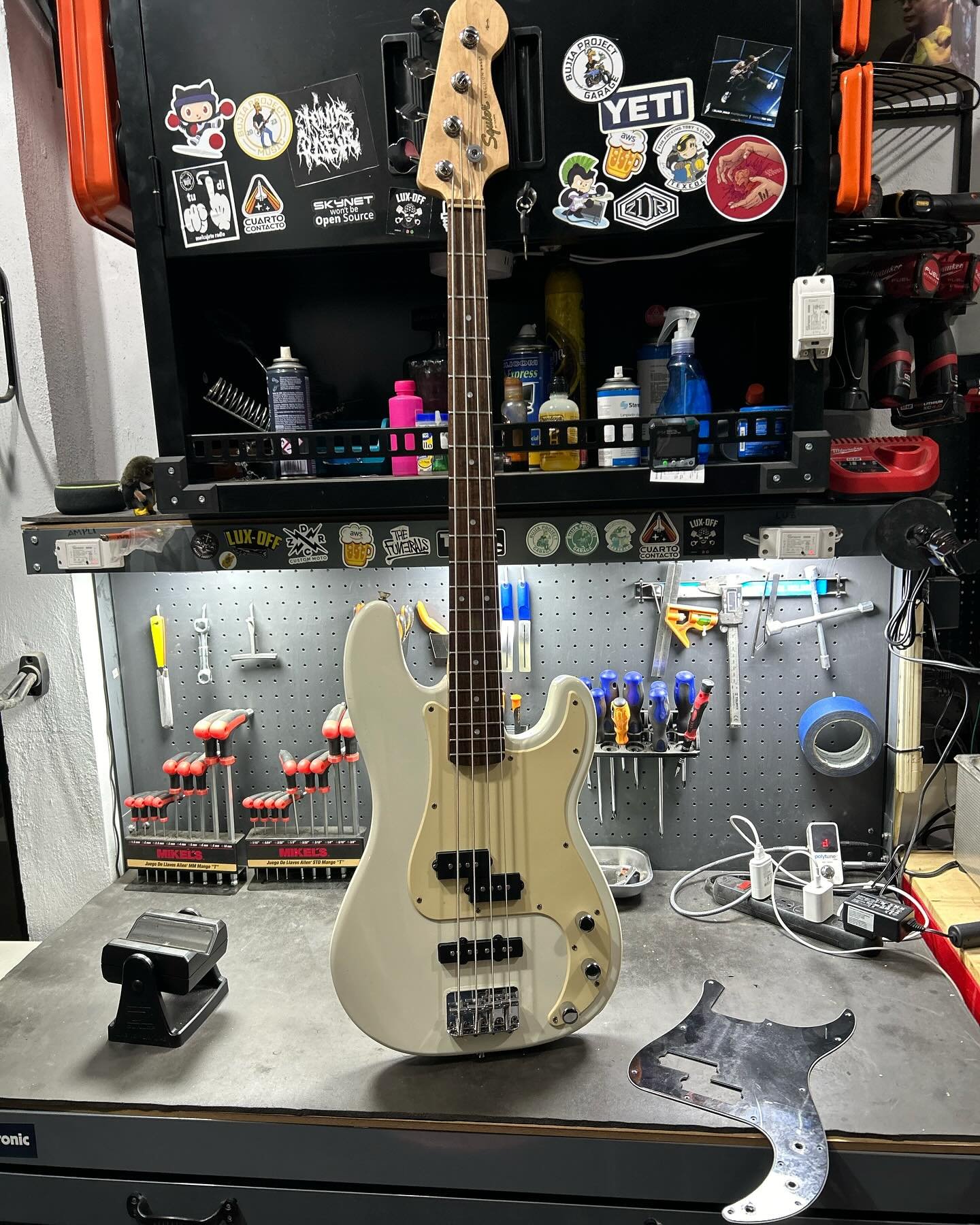 Ajuste y cambio de pickguard a este bajito de nuestro compa @tttemo___  de los @malosamigos.mp3 , siempre que llegan de este tipo de bajos como me encanta😘😘, son mia favoritos, este particularmente tiene un problema en el dado del alma😔😔🙄, esta 