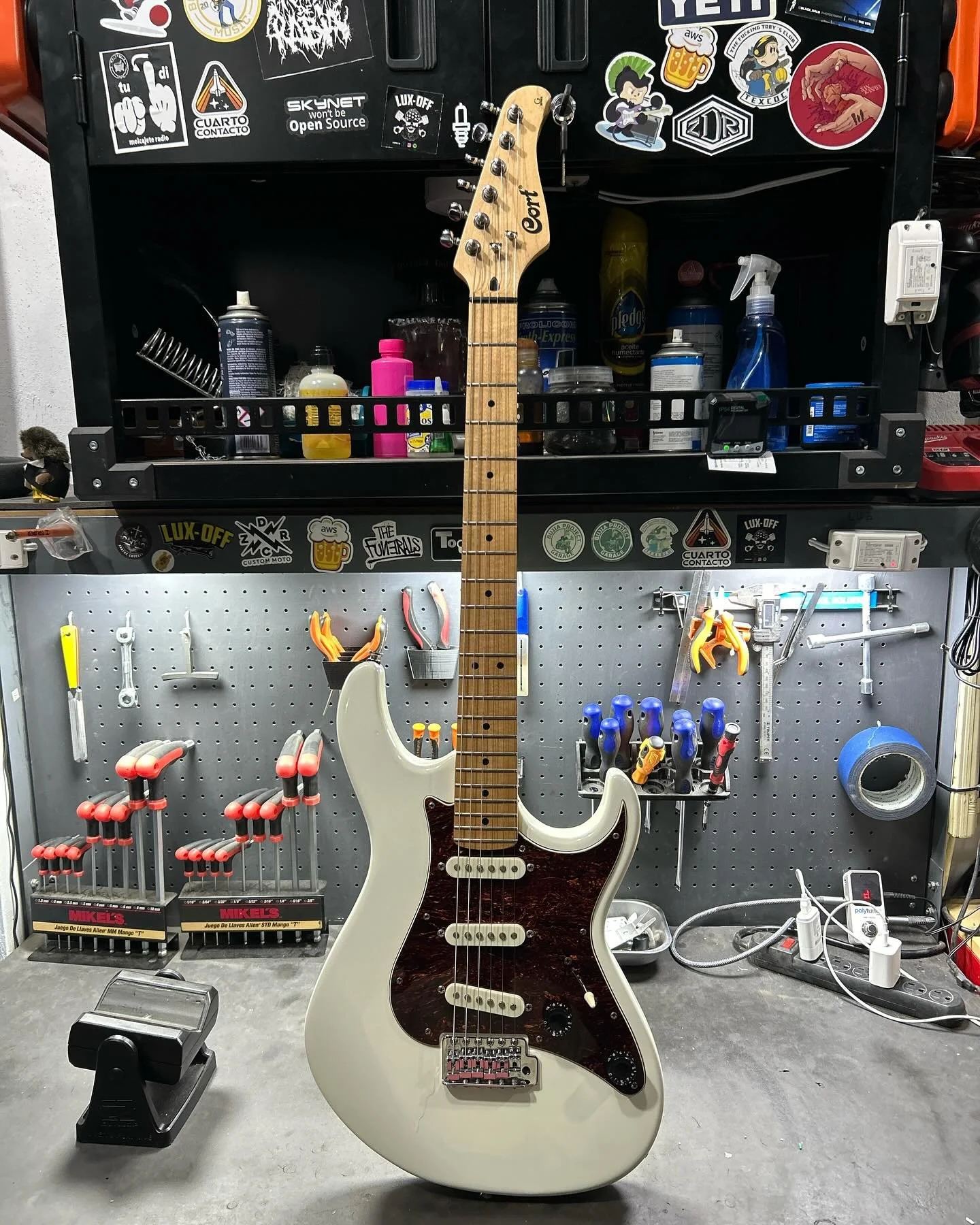 Que coloreees!!! Esta guitarra de nuestros amigos @combinacion.mtz97 @roko.mtz aparte del estilazo es de las guitarras que me ha gustado mucho su construcci&oacute;n, no es de esas marcas de renombre pero esta muy bien construida. Yo soy m&aacute;s d