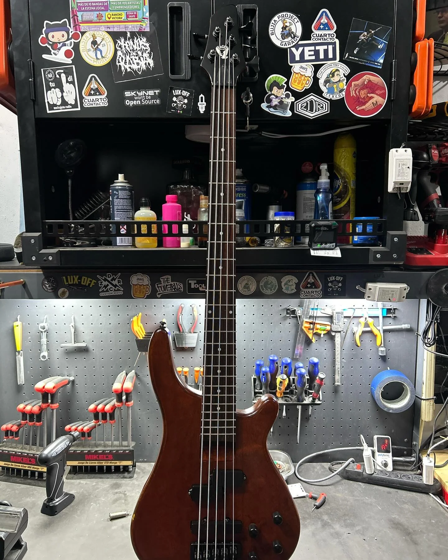 Esta semana fu&eacute; de los bajos con preamps da&ntilde;ados o fallas electronicas 😖😖😖 este es de nuestro amigo Bardo que nos visita desde Teotihuacan. Fallaba el preamp, el circuito no estaba bien aterrizado y faltaban conectar unos cables de l