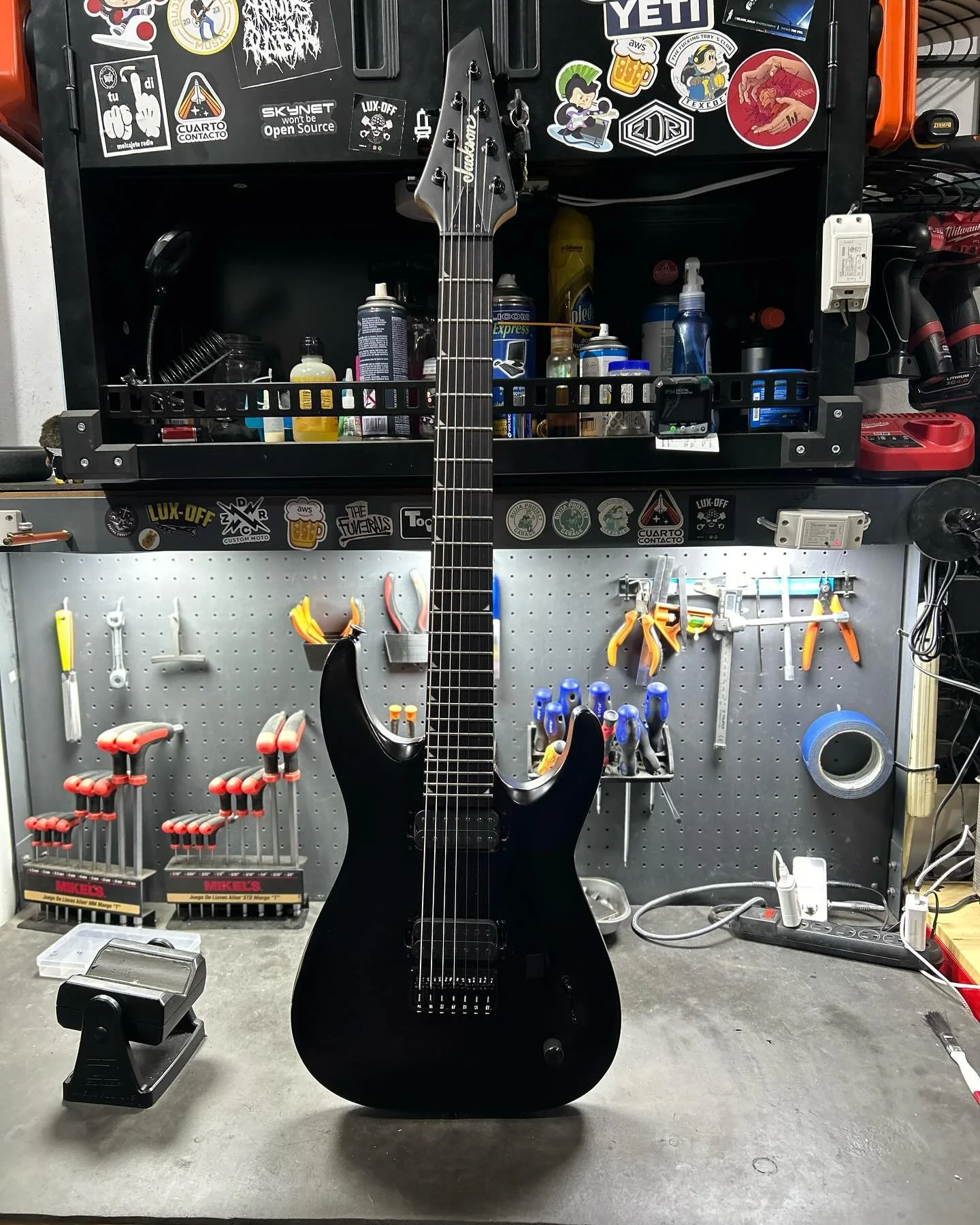 Vaaalla que nos costo esta mod, pero lo logramos!! 🤘🏾🤘🏾🤘🏾 Le cambiamos el puente a esta jackson de nuestro amigo Daniel a.k.a @ho1y_ro11r. Espero le guste y la disfrute como noaotros gozamos de esta mod 🤘🏾🎅🏽