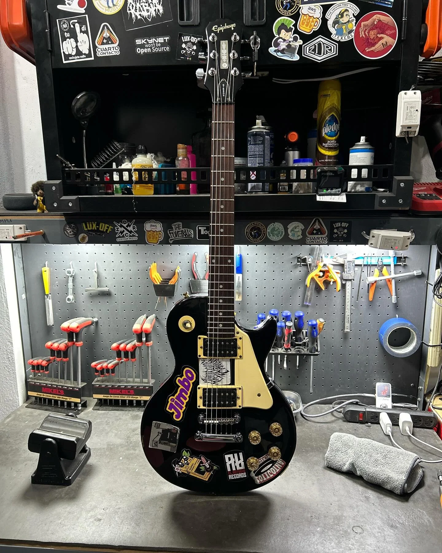 Una guitarra bien punkera de nuestros compas @los_lumberjacks 🪵 y @juancarlosu_u. Ya le hacia falta un poco de amor ❤️. Quedo al 100 para las siguientes tocadas 🤘🏾🤘🏾🔥