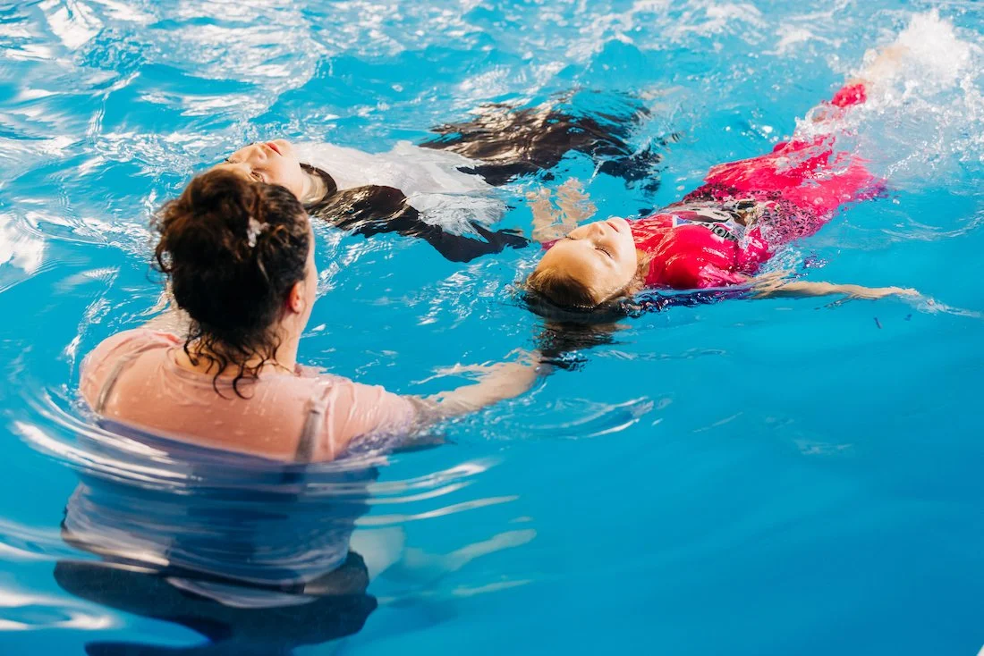 Make waves swim teacher in the pool