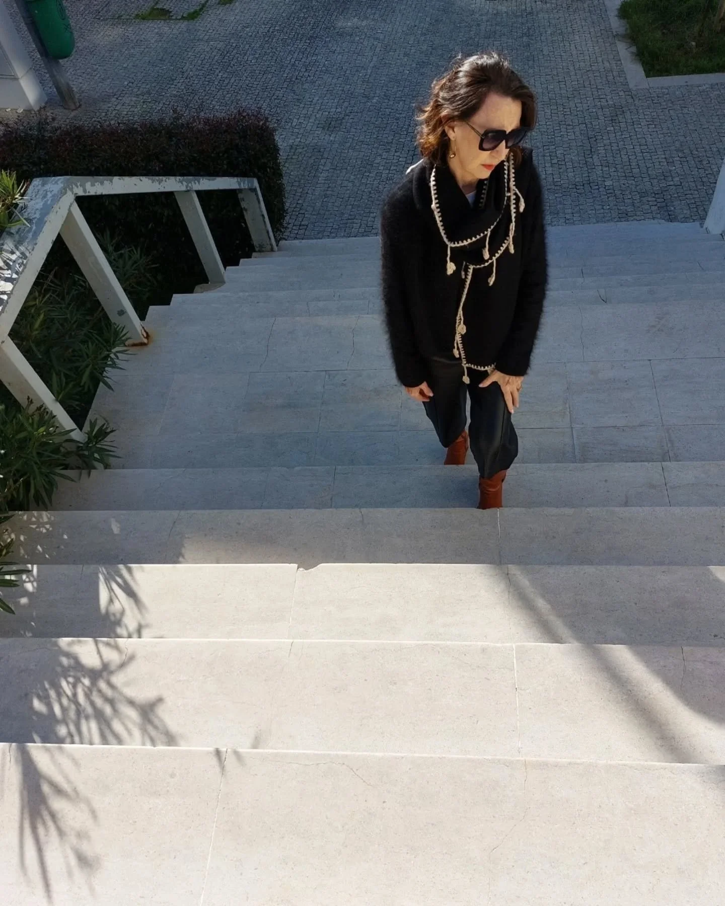 Il tempo giusto per fermarsi un attimo.
___
#fermarsi #unattimo #stileover50 
#streetstyle