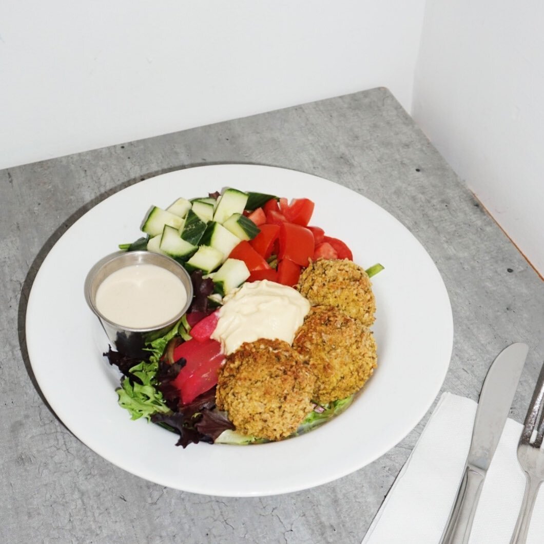 The Falafel Bowl 🌿 One of our staples! Fresh falafel, pickled turnip, tomato, cucumber, fresh mixed greens, hummus and a tahini lemon dressing. The perfect Spring lunch bowl! 

#relishmuskoka #lunchmuskoka