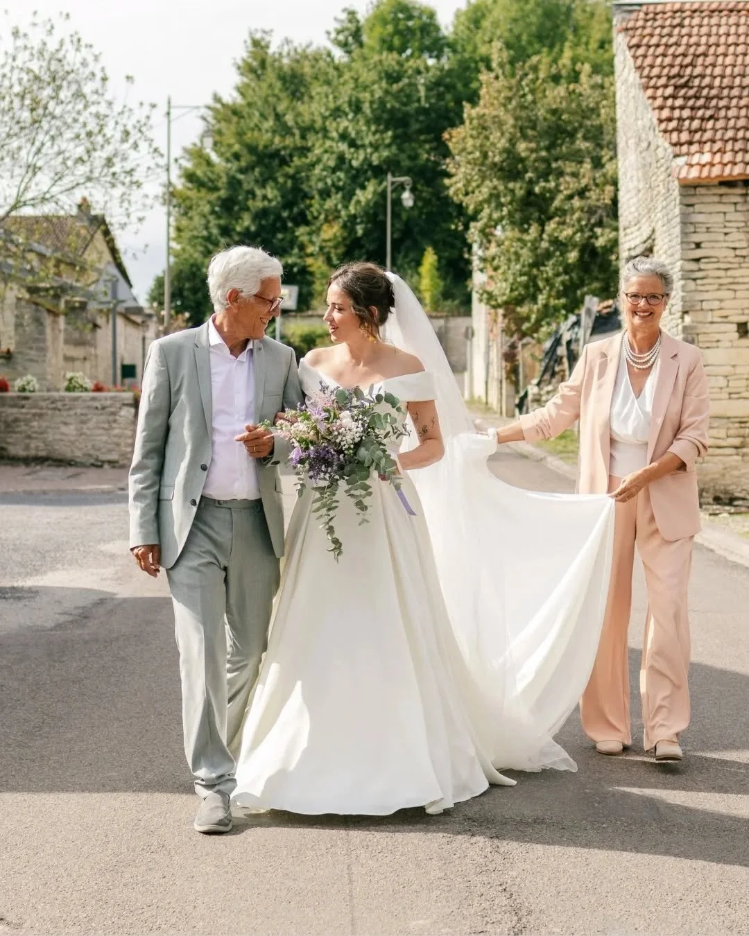 My last wedding of the season was at the incredible wedding venue, @domaine_rennepont . Shooting a wedding here is definitely a treat. 

Here is the first part of the day: the moments leading up to the big event, the ceremony. A mix of anticipation, 
