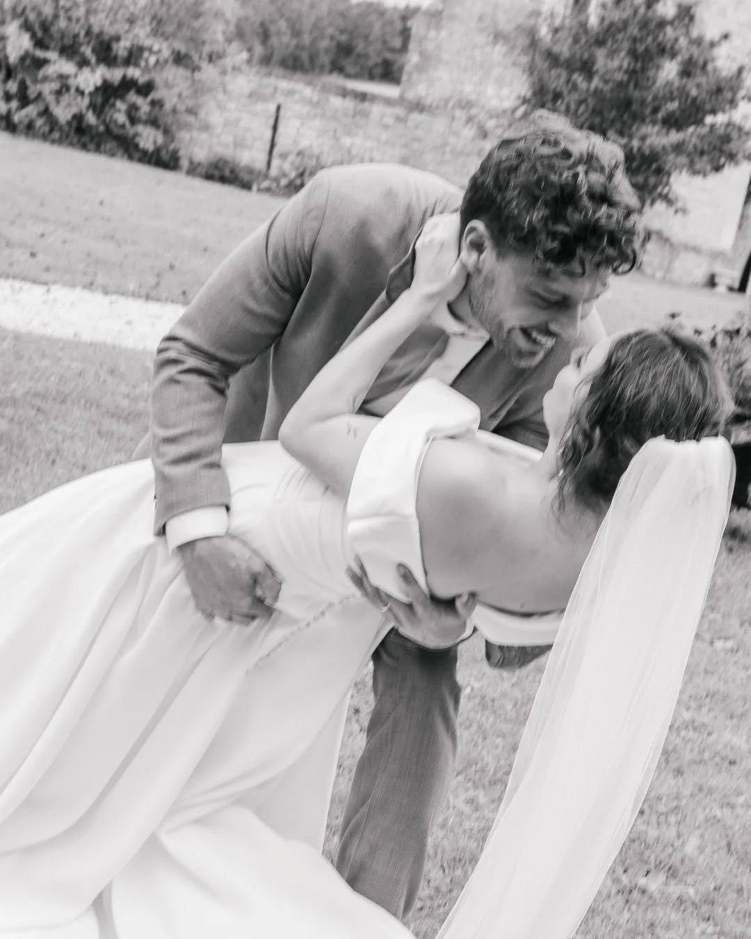 Champagne, oysters and a lot of love. 

Location: @domaine_rennepont 
Catering: @restaurantbartdebondt