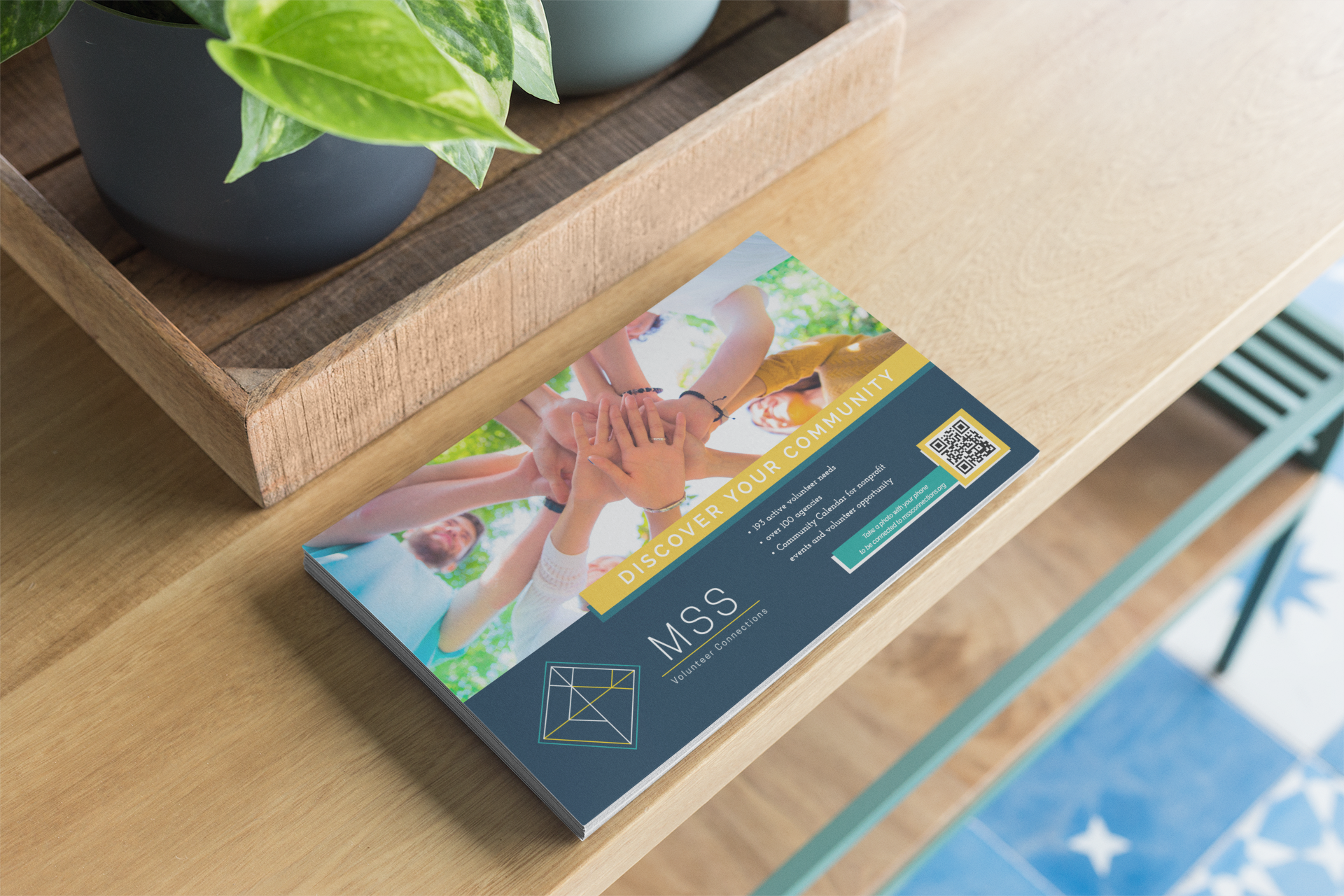 mockup-of-a-pile-of-horizontal-flyers-on-a-wooden-table-21854.png