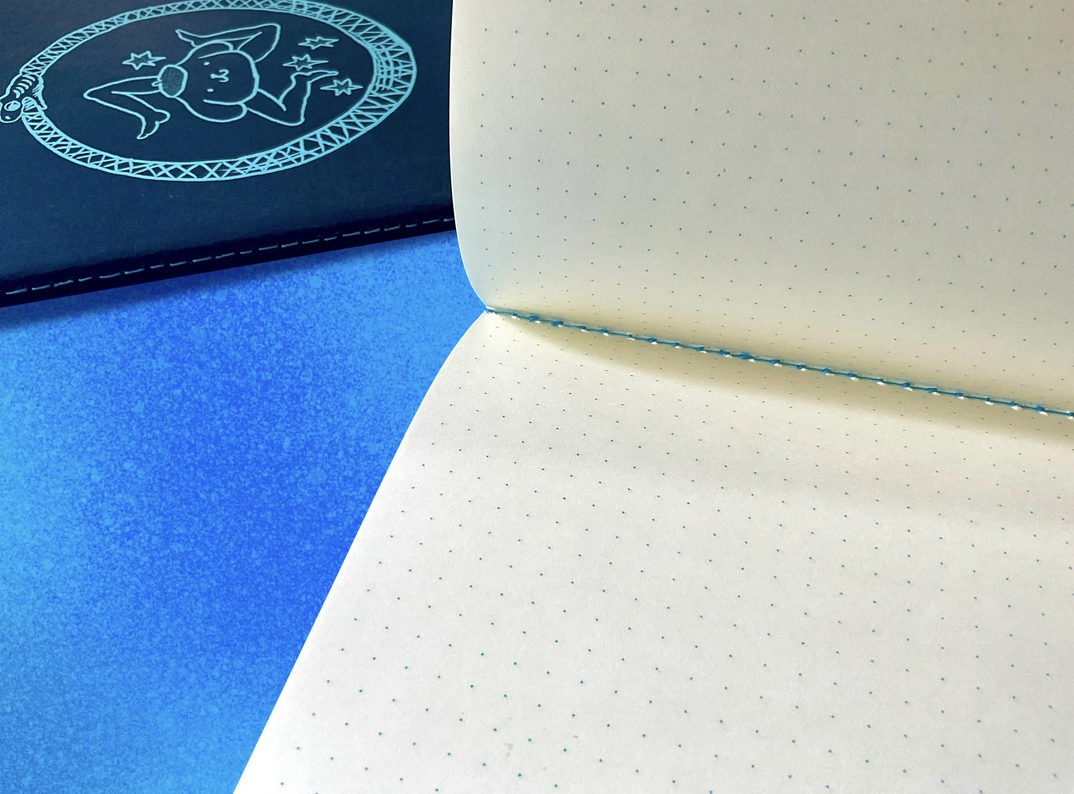 Libreta Uroboros (punteada)