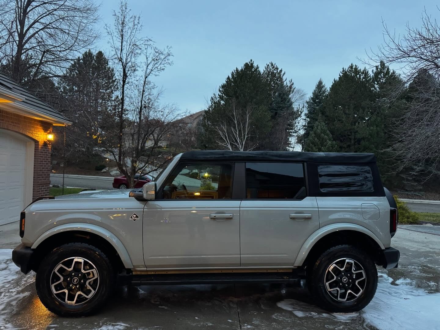 From dusty and dirty to ✨like new✨!
This customer likes to spend the summers with their top down on their Bronco so they called us out to get it looking ✨like new✨ again!