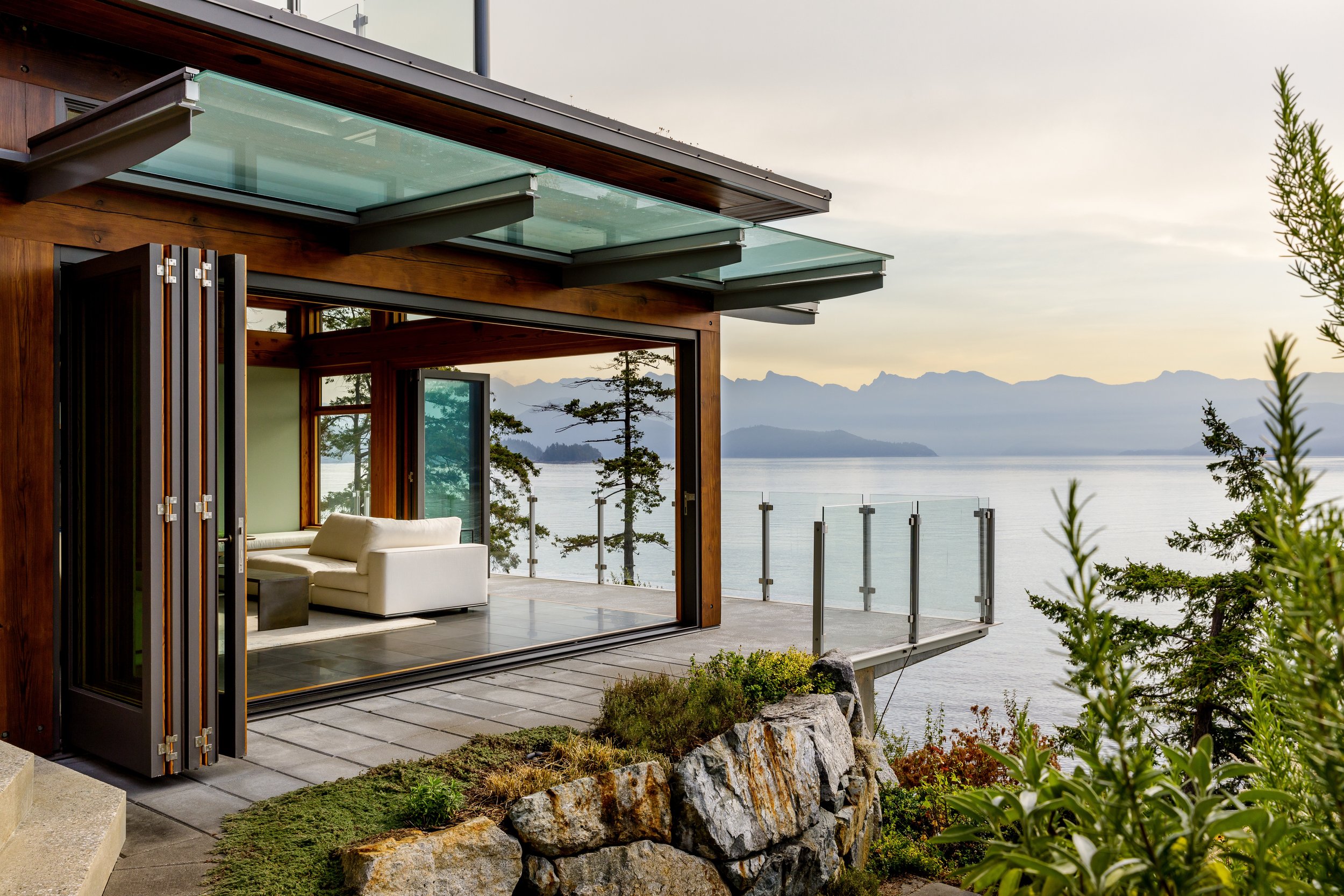 01 SoamesPoint-8305_Morning_Living_Deck_View_©LukePotter_HighRes.jpeg