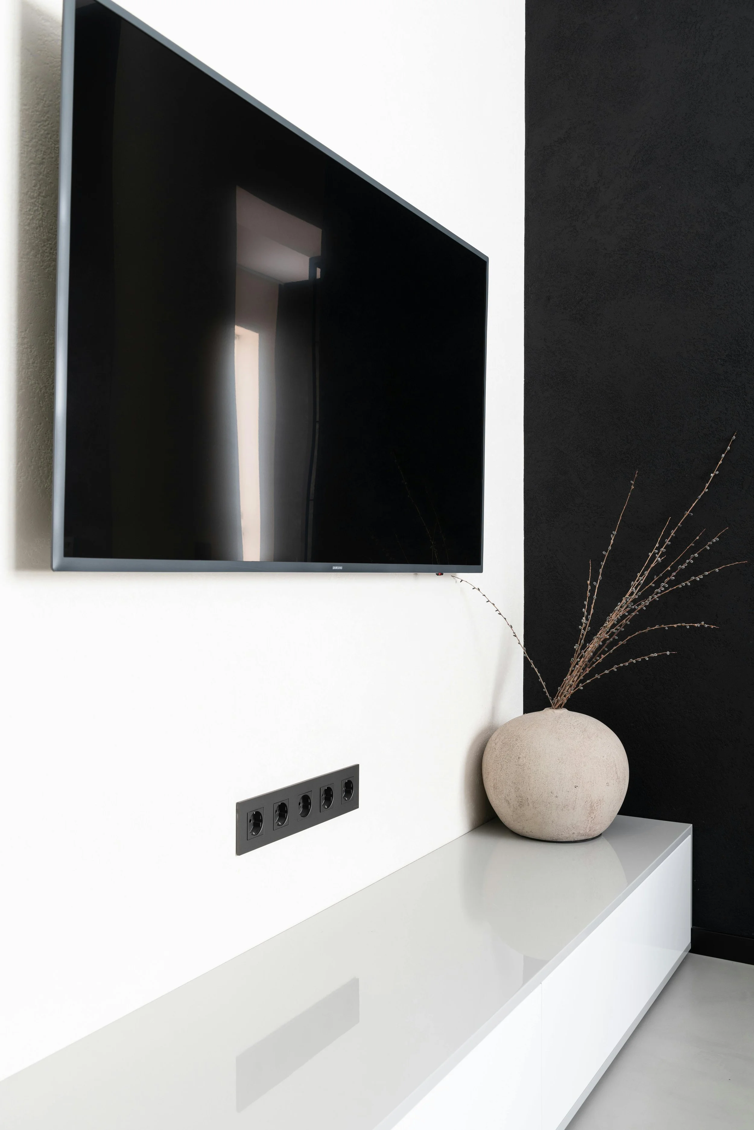Flush Mount Picture Frame TVs: Clean, Modern TV Installations for Homes &amp; Businesses