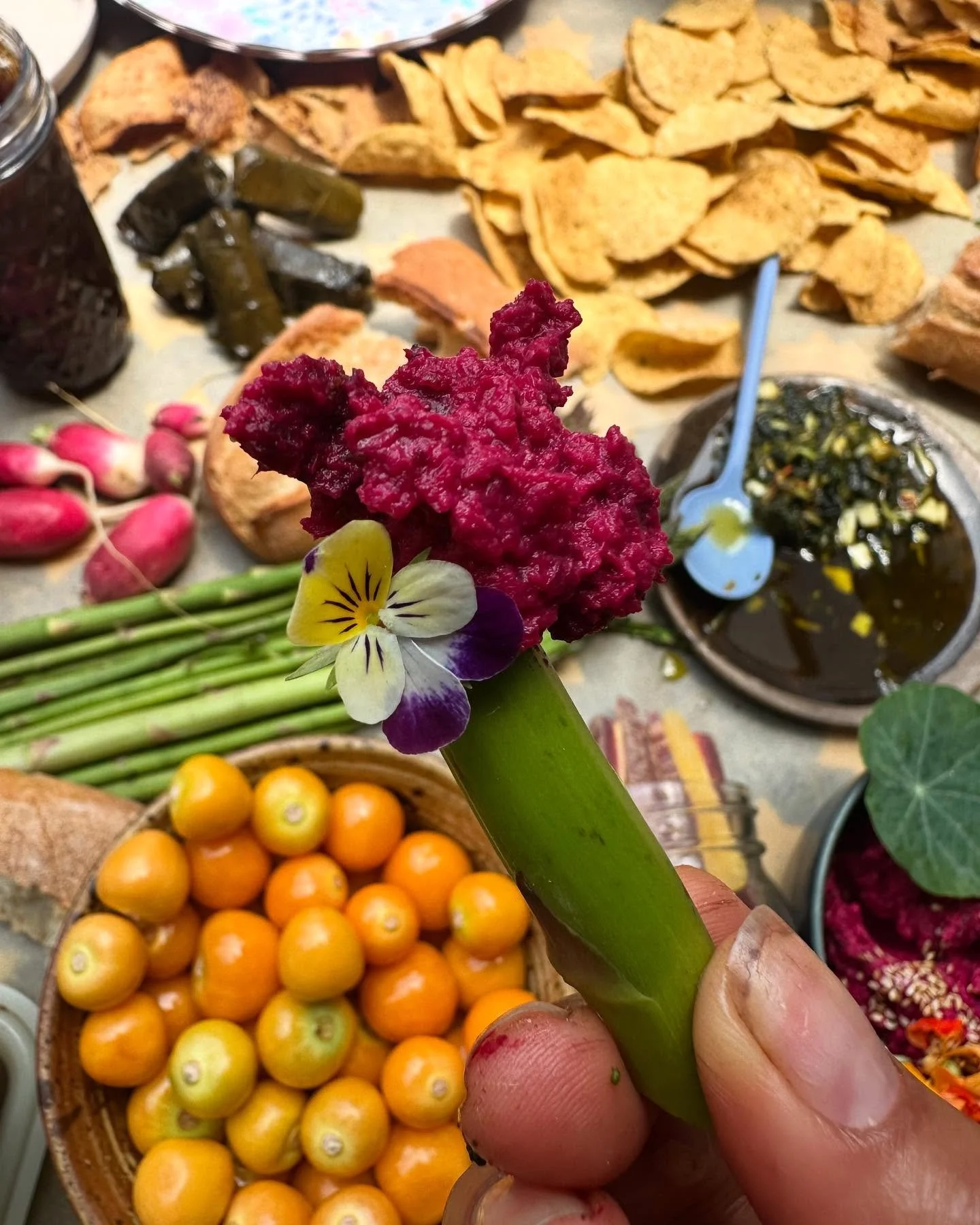 been cooking like a mthfkr, feeding and eating with friends 👯&zwj;♀️
nourishes the spirit, reinforces the F.U. to matters that don&rsquo;t serve 💫

happy new moon in gemini 

@makana.barnes 
@i.write.my.reality 
@natalialalonde 
@thejendaltonshow 
