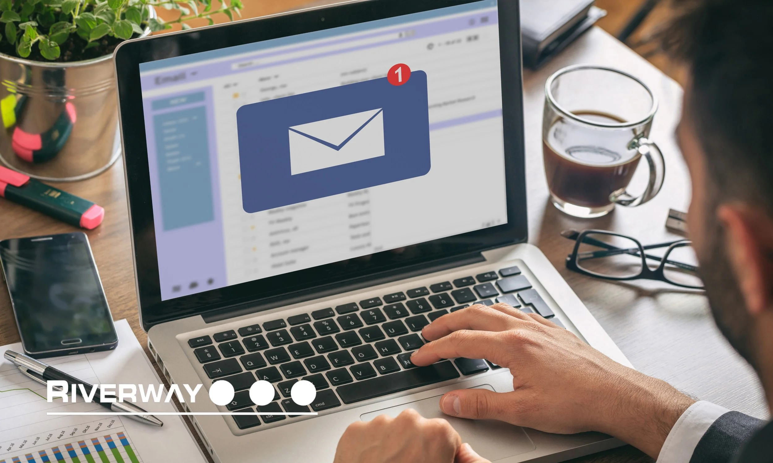 How should my email signature look when applying for jobs?